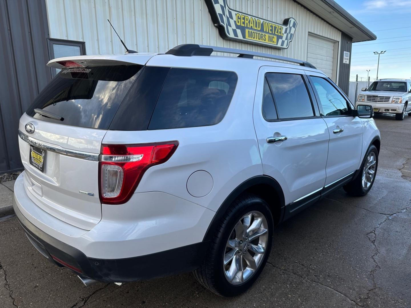 2013 WHITE FORD EXPLORER XLT (1FM5K8D85DG) with an 3.5L engine, Automatic transmission, located at 1030 S. 22nd St., Bismarck, ND, 58504, (701) 258-0022, 46.793560, -100.758118 - Photo#3