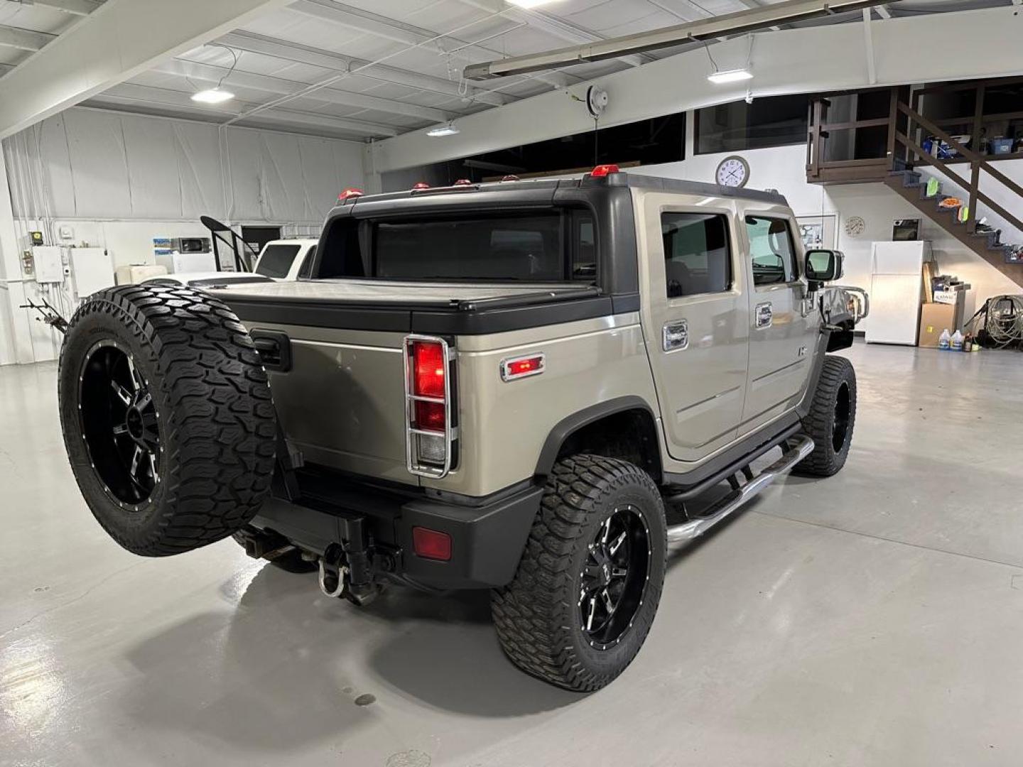 2005 SILVER HUMMER H2 SUT (5GRGN22U15H) with an 6.0L engine, Automatic transmission, located at 1030 S. 22nd St., Bismarck, ND, 58504, (701) 258-0022, 46.793560, -100.758118 - NICE CLEAN H2. 6.0 LITER. BLACK WHEEL SET ABOVE AVERAGE TIRES - Photo#10