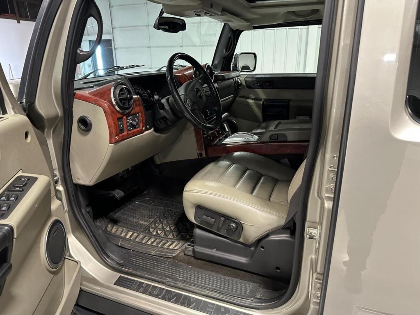 2005 SILVER HUMMER H2 SUT (5GRGN22U15H) with an 6.0L engine, Automatic transmission, located at 1030 S. 22nd St., Bismarck, ND, 58504, (701) 258-0022, 46.793560, -100.758118 - NICE CLEAN H2. 6.0 LITER. BLACK WHEEL SET ABOVE AVERAGE TIRES - Photo#7