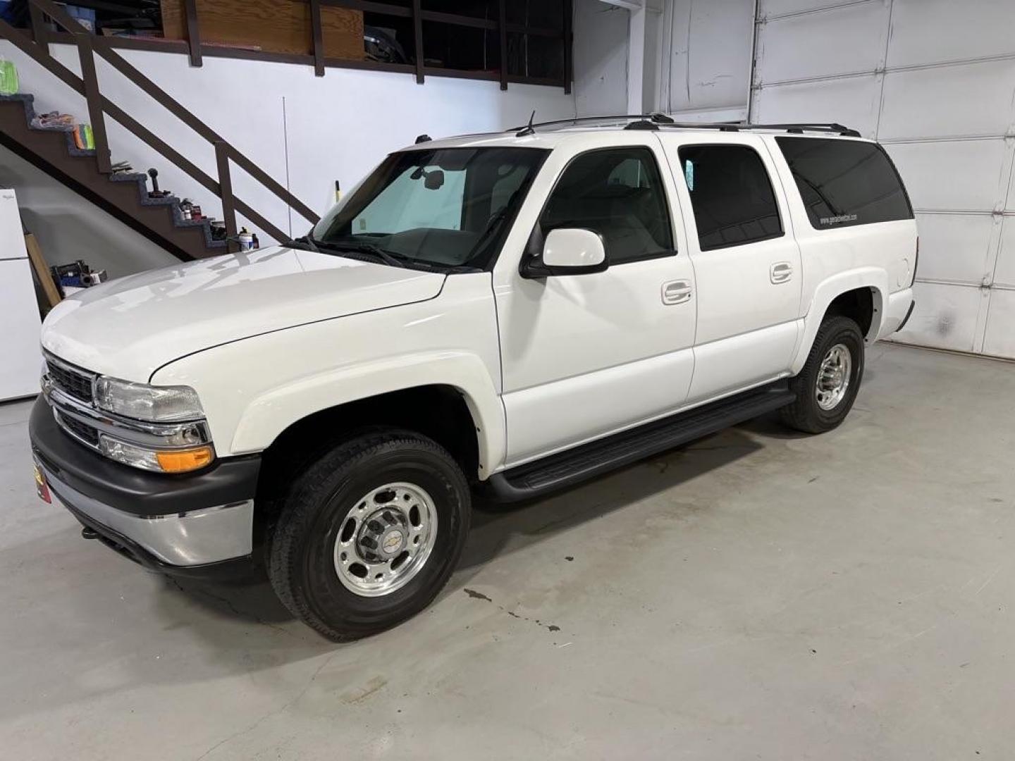 2004 WHITE CHEVROLET SUBURBAN 2500 LT (3GNGK26G34G) with an 8.1L engine, Automatic transmission, located at 1030 S. 22nd St., Bismarck, ND, 58504, (701) 258-0022, 46.793560, -100.758118 - Photo#1