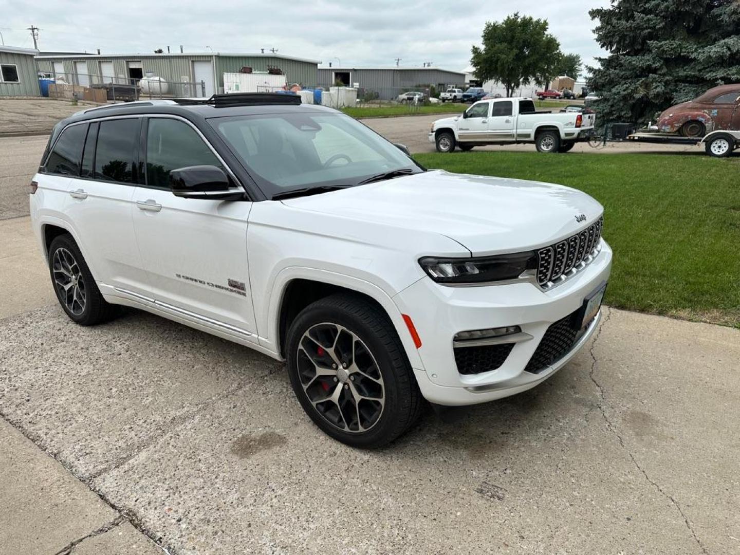 2022 WHITE JEEP GRAND CHEROKEE SUUMIT (1C4RJHETON8) with an 5.4 engine, Automatic transmission, located at 1030 S. 22nd St., Bismarck, ND, 58504, (701) 258-0022, 46.793560, -100.758118 - 5.7 HEMI-RED BRAKE CALIBERS - Photo#0