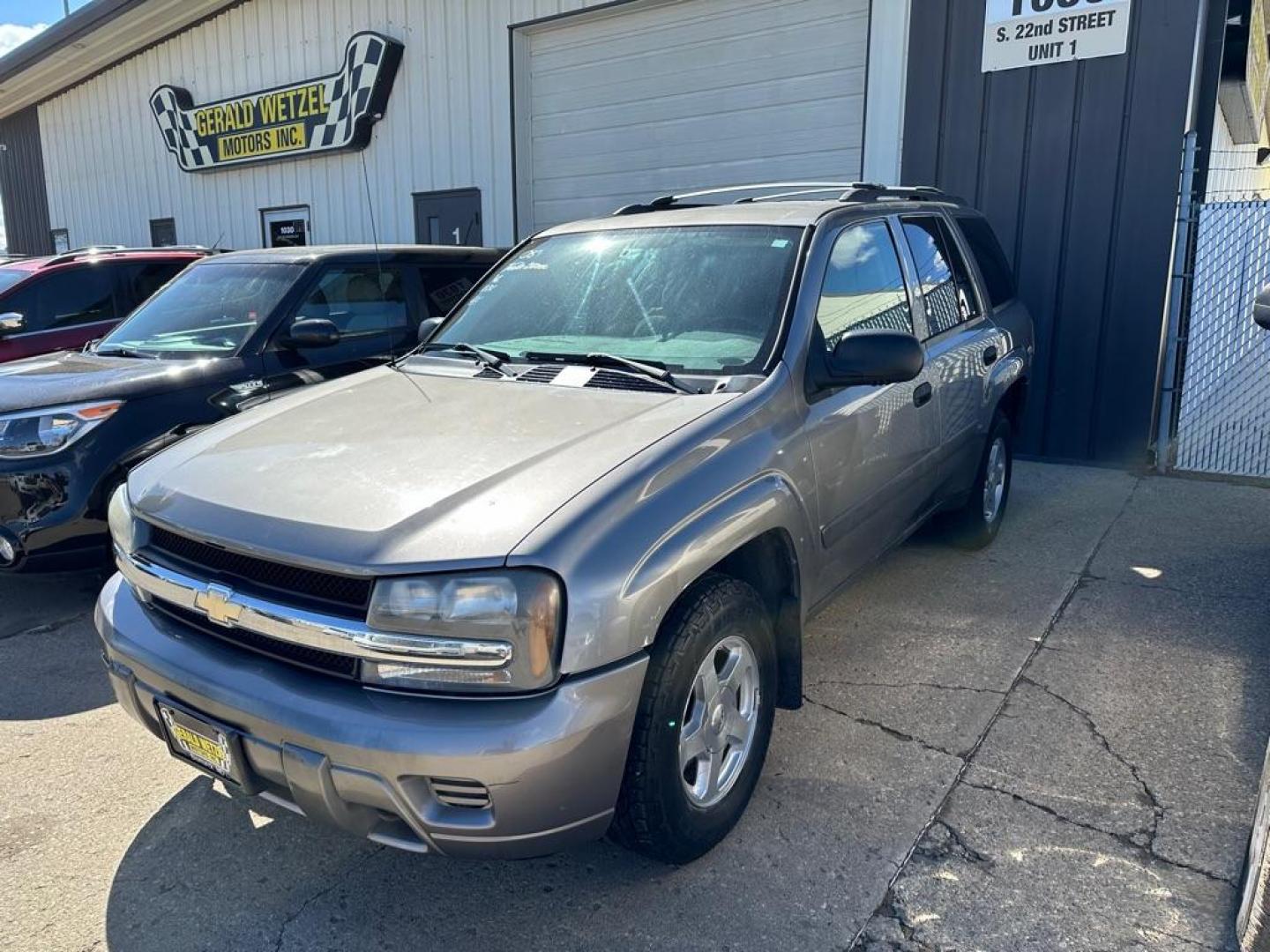 2005 PEWTER CHEVROLET TRAILBLAZER LS (1GNDT13S052) with an 4.2L engine, Automatic transmission, located at 1030 S. 22nd St., Bismarck, ND, 58504, (701) 258-0022, 46.793560, -100.758118 - Photo#0