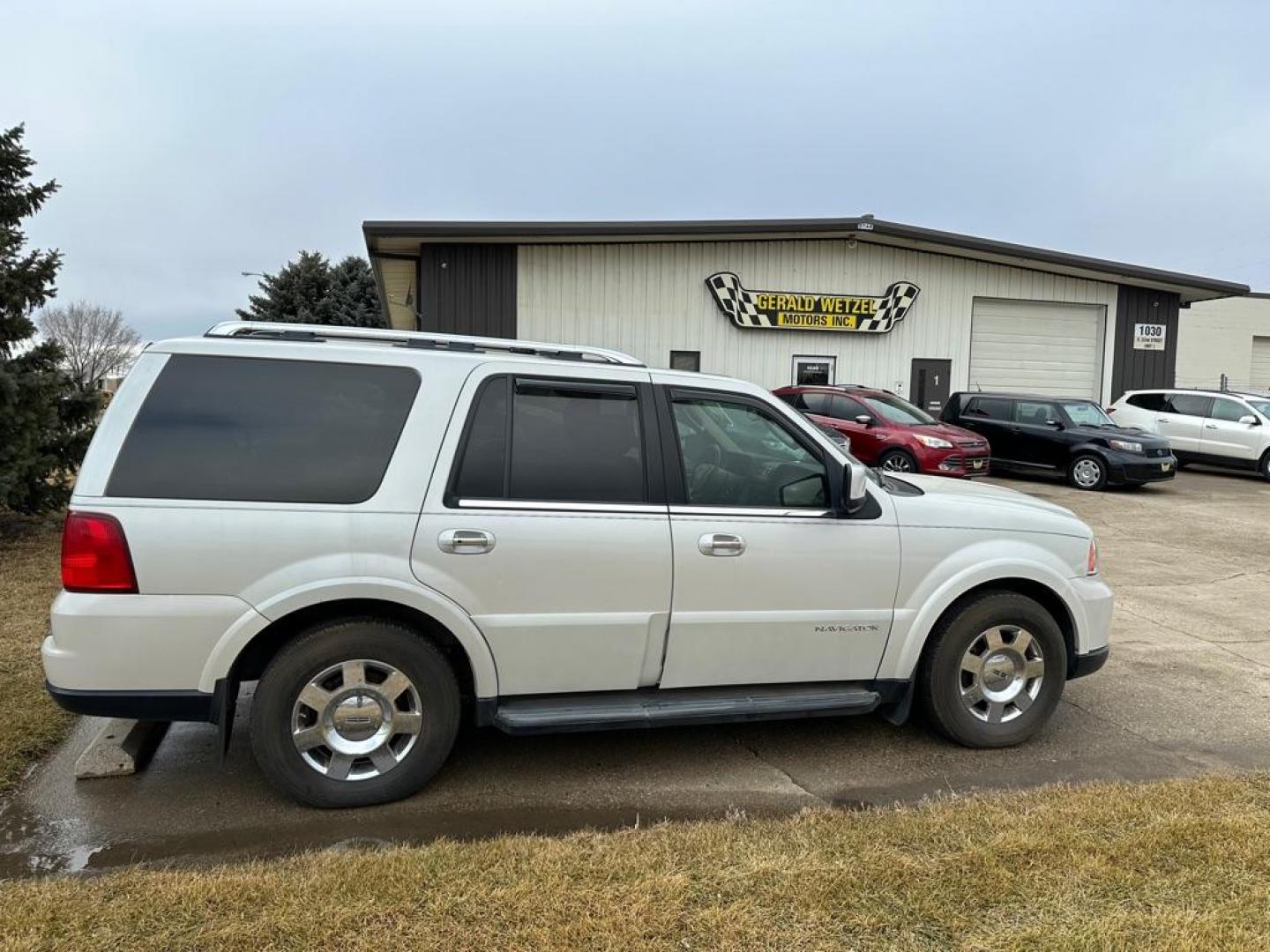 2006 PEARL LINCOLN NAVIGATOR ULTIMATE (5LMFU28576L) with an 5.4L engine, Automatic transmission, located at 1030 S. 22nd St., Bismarck, ND, 58504, (701) 258-0022, 46.793560, -100.758118 - NEW REBUILT ENGINE 5.4 LITER - Photo#4