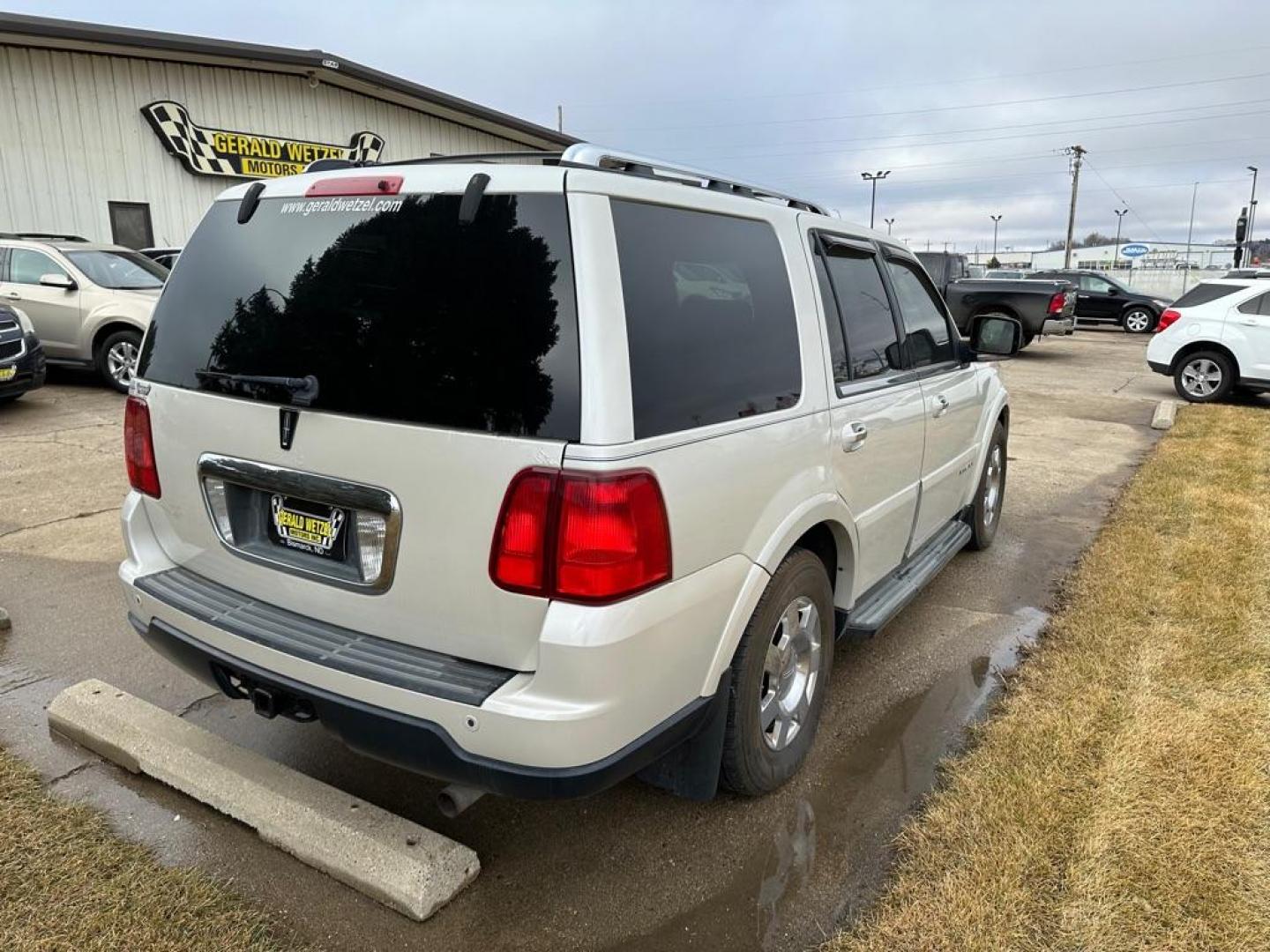 2006 PEARL LINCOLN NAVIGATOR ULTIMATE (5LMFU28576L) with an 5.4L engine, Automatic transmission, located at 1030 S. 22nd St., Bismarck, ND, 58504, (701) 258-0022, 46.793560, -100.758118 - NEW REBUILT ENGINE 5.4 LITER - Photo#5