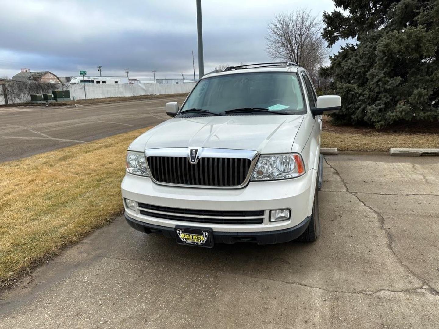 2006 PEARL LINCOLN NAVIGATOR ULTIMATE (5LMFU28576L) with an 5.4L engine, Automatic transmission, located at 1030 S. 22nd St., Bismarck, ND, 58504, (701) 258-0022, 46.793560, -100.758118 - NEW REBUILT ENGINE 5.4 LITER - Photo#6