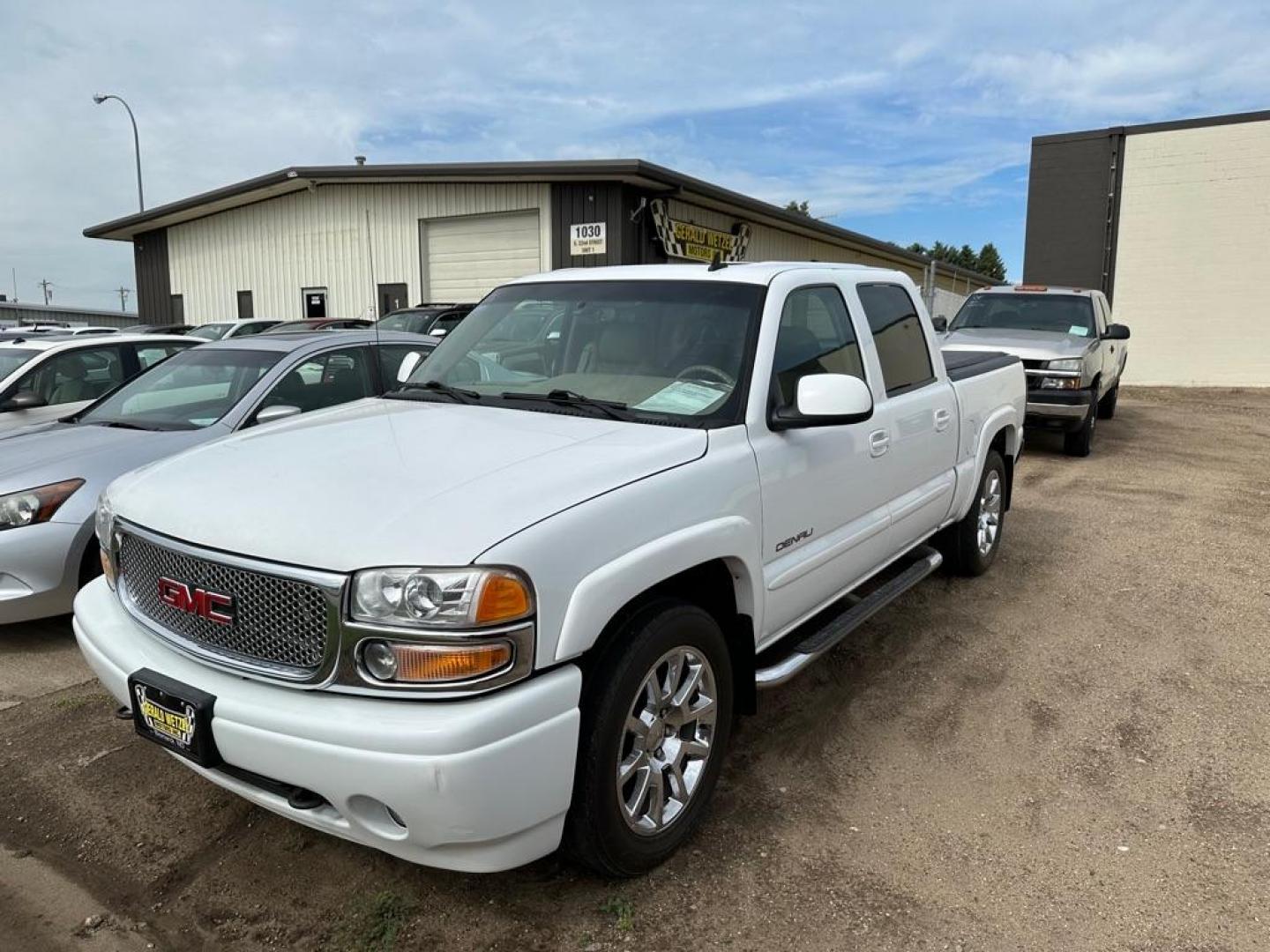 2006 WHITE GMC SIERRA 1500 DENALI (2GTEK63N561) with an 6.0L engine, Automatic transmission, located at 1030 S. 22nd St., Bismarck, ND, 58504, (701) 258-0022, 46.793560, -100.758118 - Nice clean GMC. 6/0 liter - Photo#5