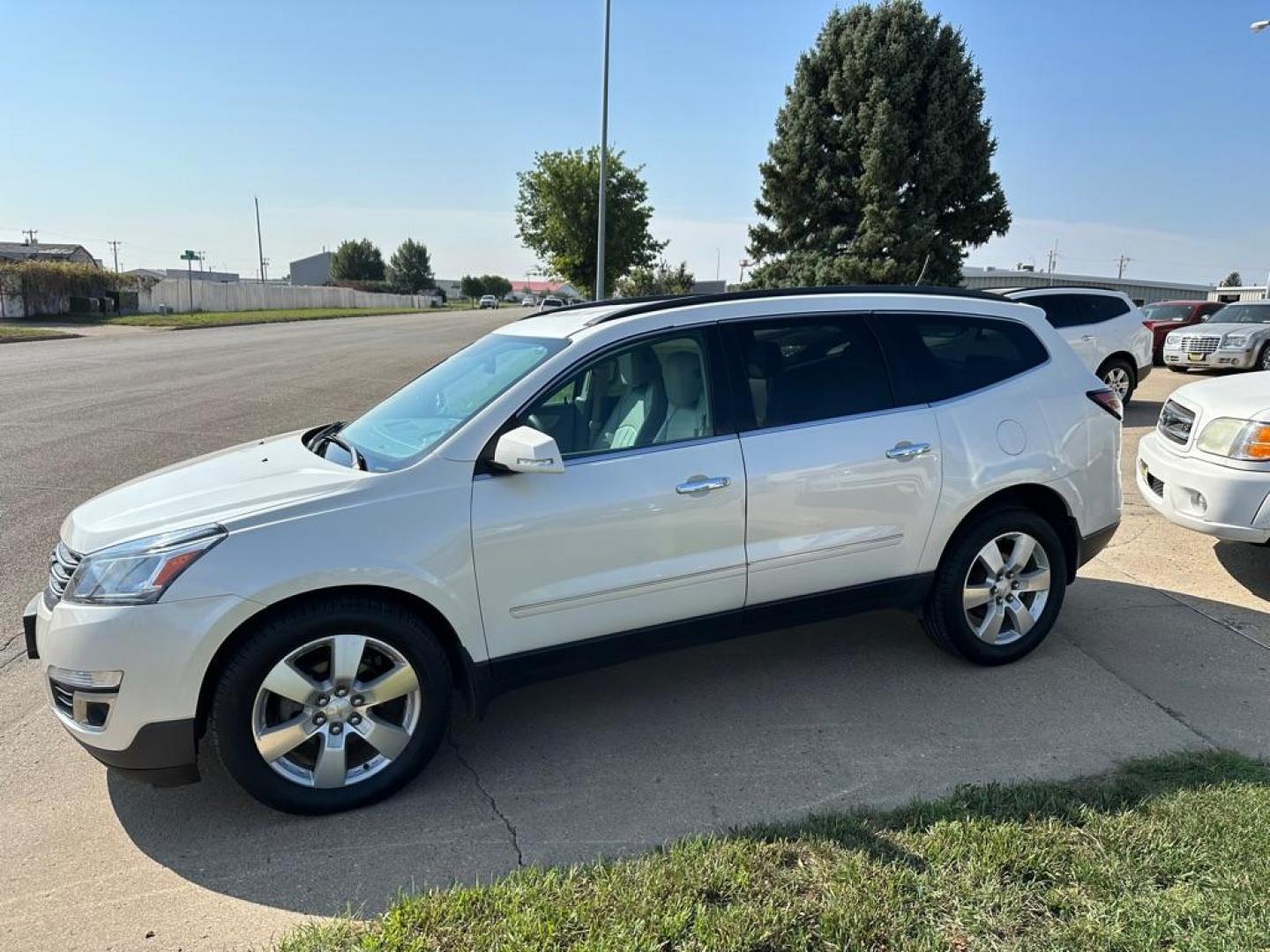 2014 WHITE CHEVROLET TRAVERSE LTZ (1GNKVJKD1EJ) with an 3.6L engine, Automatic transmission, located at 1030 S. 22nd St., Bismarck, ND, 58504, (701) 258-0022, 46.793560, -100.758118 - Photo#0