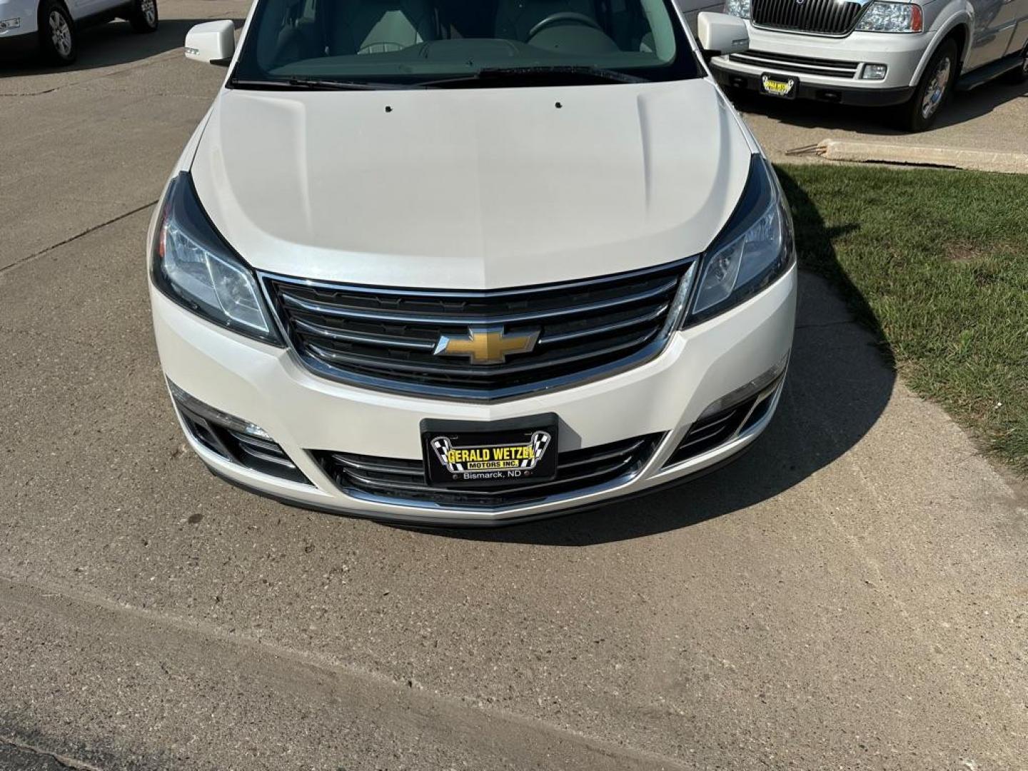 2014 WHITE CHEVROLET TRAVERSE LTZ (1GNKVJKD1EJ) with an 3.6L engine, Automatic transmission, located at 1030 S. 22nd St., Bismarck, ND, 58504, (701) 258-0022, 46.793560, -100.758118 - Photo#2