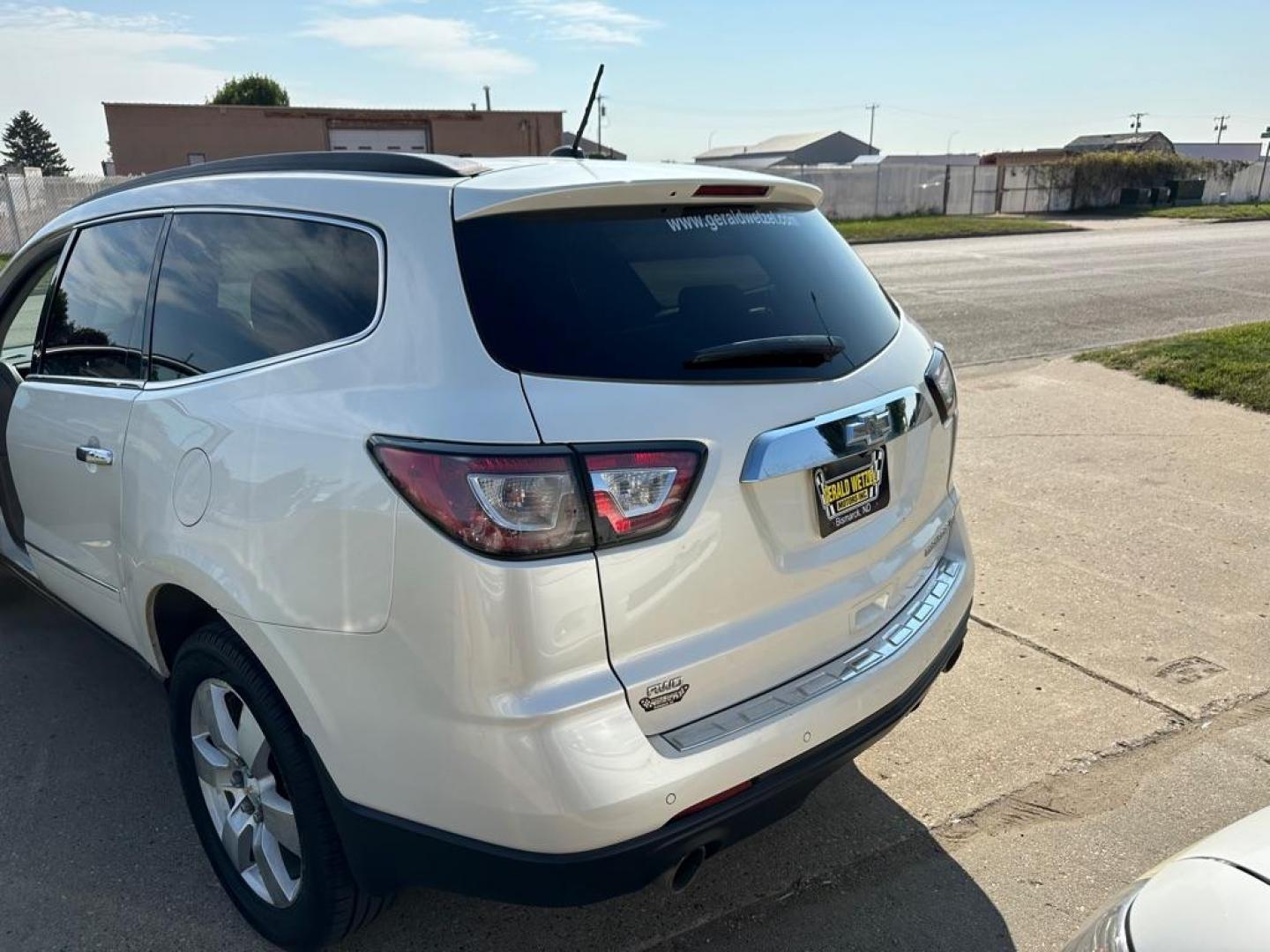 2014 WHITE CHEVROLET TRAVERSE LTZ (1GNKVJKD1EJ) with an 3.6L engine, Automatic transmission, located at 1030 S. 22nd St., Bismarck, ND, 58504, (701) 258-0022, 46.793560, -100.758118 - Photo#3