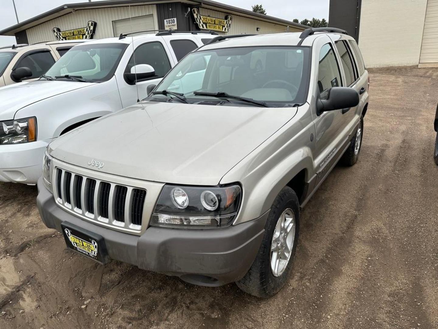 2004 SILVER JEEP GRAND CHEROKEE LAREDO (1J4GW48S14C) with an 4.0L engine, Automatic transmission, located at 1030 S. 22nd St., Bismarck, ND, 58504, (701) 258-0022, 46.793560, -100.758118 - NICE RUNNING JEEEP. NEW BRAKE JOB - Photo#0