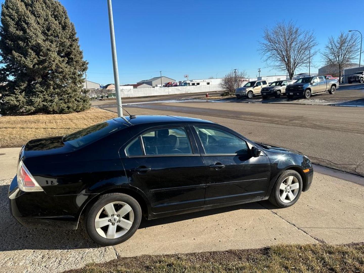 2008 GRAY FORD FUSION SE (3FAHP07Z28R) with an 2.3L engine, Automatic transmission, located at 1030 S. 22nd St., Bismarck, ND, 58504, (701) 258-0022, 46.793560, -100.758118 - THIS VEHICLE. REVERSE SHIFTS HARD. .THE FOCUS WILL BE SOLD AS IS - Photo#3