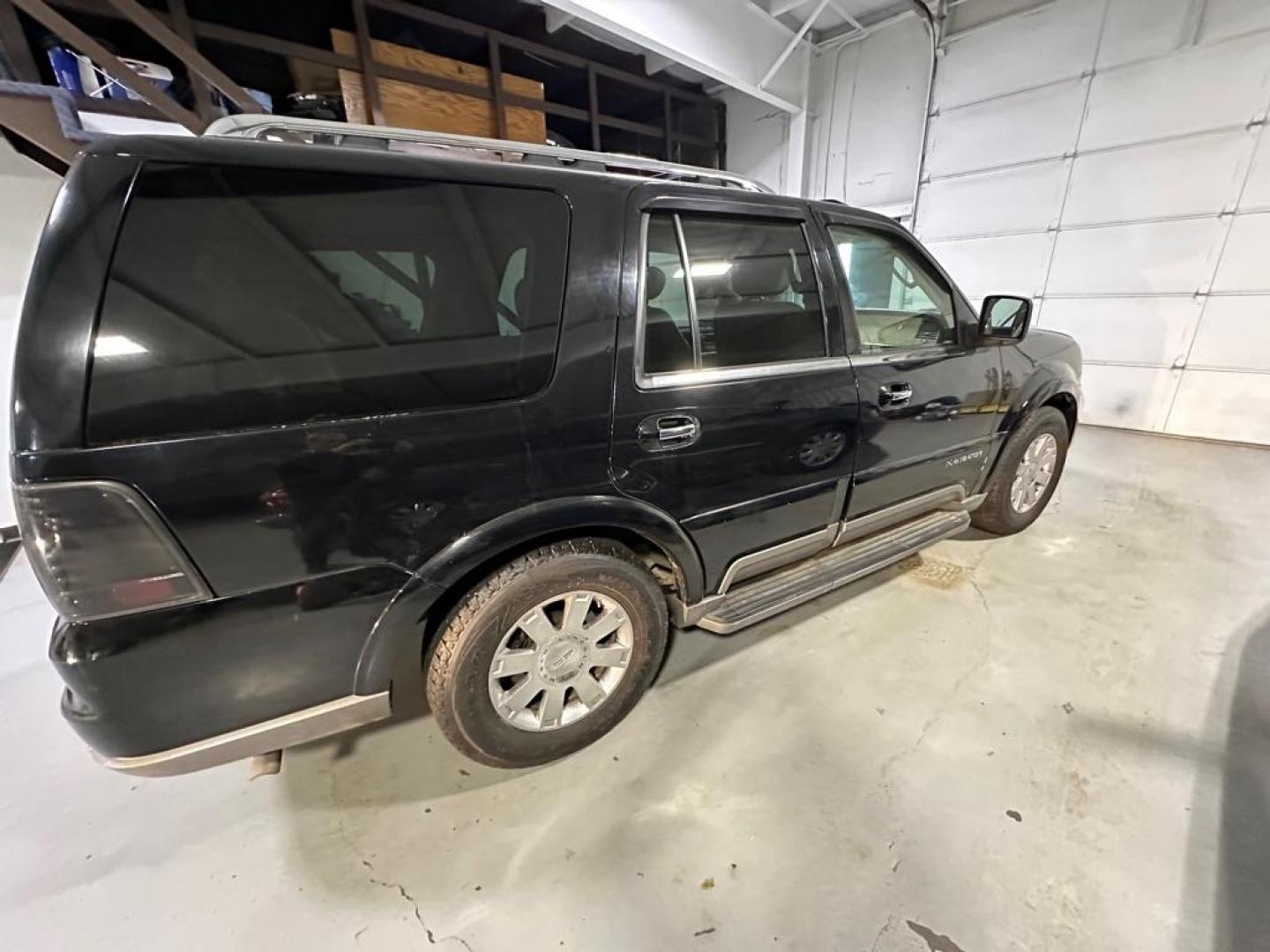 2004 BLACK LINCOLN NAVIGATOR (5LMFU28R54L) with an 5.4L engine, Automatic transmission, located at 1030 S. 22nd St., Bismarck, ND, 58504, (701) 258-0022, 46.793560, -100.758118 - Photo#2