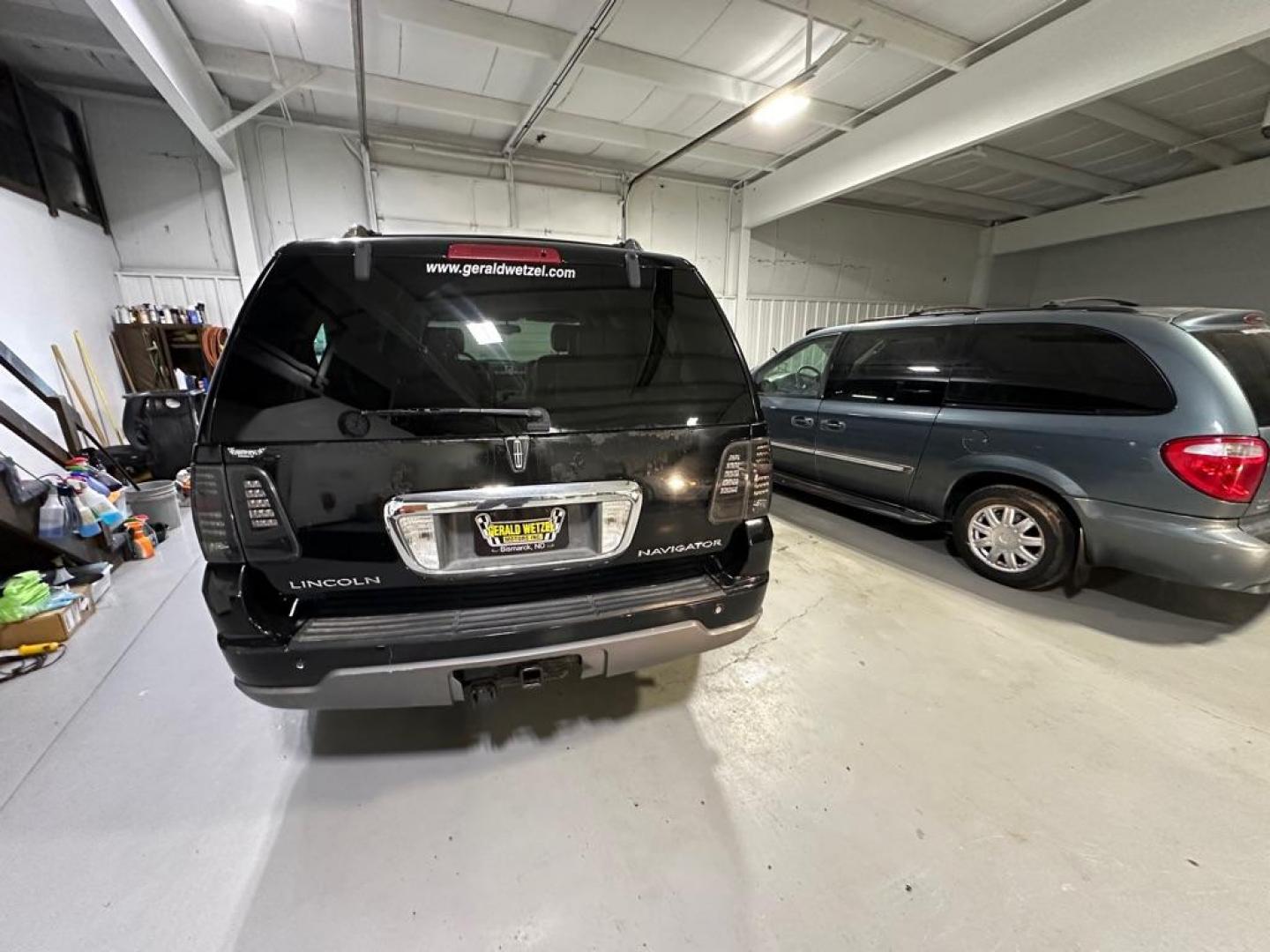 2004 BLACK LINCOLN NAVIGATOR (5LMFU28R54L) with an 5.4L engine, Automatic transmission, located at 1030 S. 22nd St., Bismarck, ND, 58504, (701) 258-0022, 46.793560, -100.758118 - Photo#3