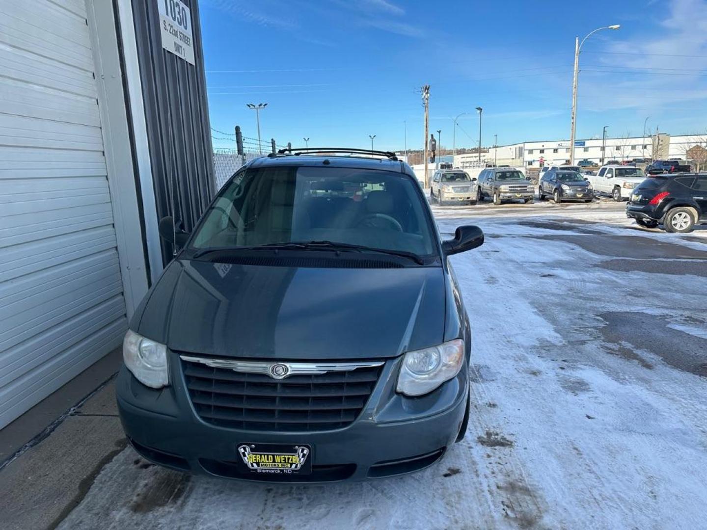 2007 GREY CHRYSLER TOWN and COUNTRY TOURING (2A4GP54L77R) with an 3.8L engine, Automatic transmission, located at 1030 S. 22nd St., Bismarck, ND, 58504, (701) 258-0022, 46.793560, -100.758118 - 3.8 LITER LOW MILES - Photo#2