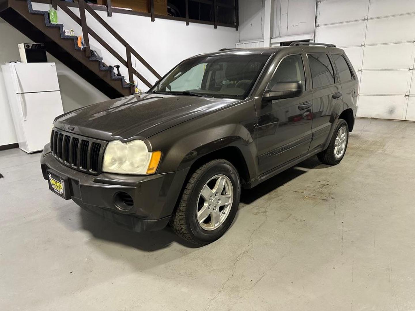 2005 GREY JEEP GRAND CHEROKEE LAREDO (1J4GR48K75C) with an 3.7L engine, Automatic transmission, located at 1030 S. 22nd St., Bismarck, ND, 58504, (701) 258-0022, 46.793560, -100.758118 - 3.6 LITER 4X4 - Photo#0