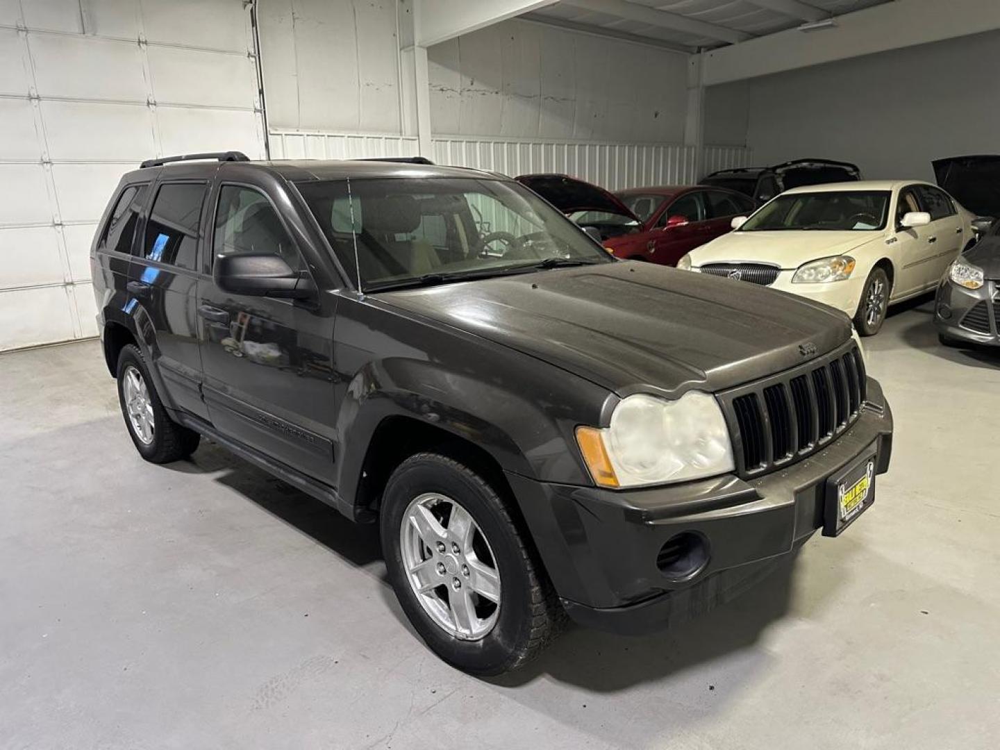 2005 GREY JEEP GRAND CHEROKEE LAREDO (1J4GR48K75C) with an 3.7L engine, Automatic transmission, located at 1030 S. 22nd St., Bismarck, ND, 58504, (701) 258-0022, 46.793560, -100.758118 - 3.6 LITER 4X4 - Photo#1