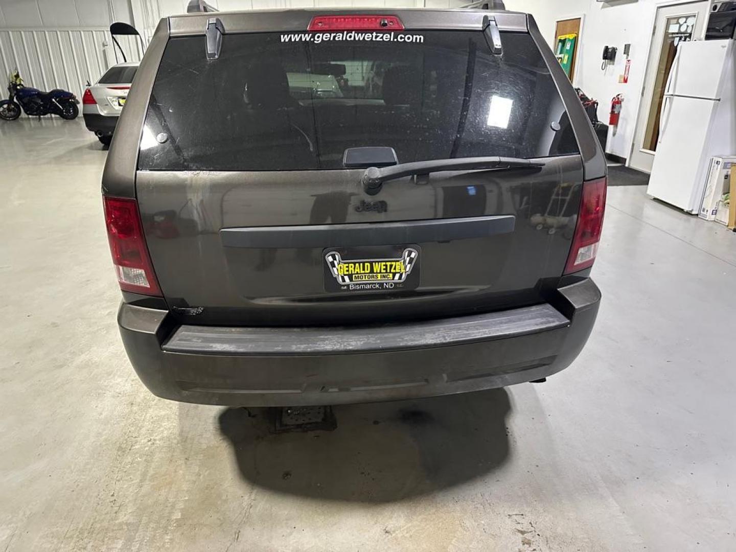 2005 GREY JEEP GRAND CHEROKEE LAREDO (1J4GR48K75C) with an 3.7L engine, Automatic transmission, located at 1030 S. 22nd St., Bismarck, ND, 58504, (701) 258-0022, 46.793560, -100.758118 - 3.6 LITER 4X4 - Photo#2