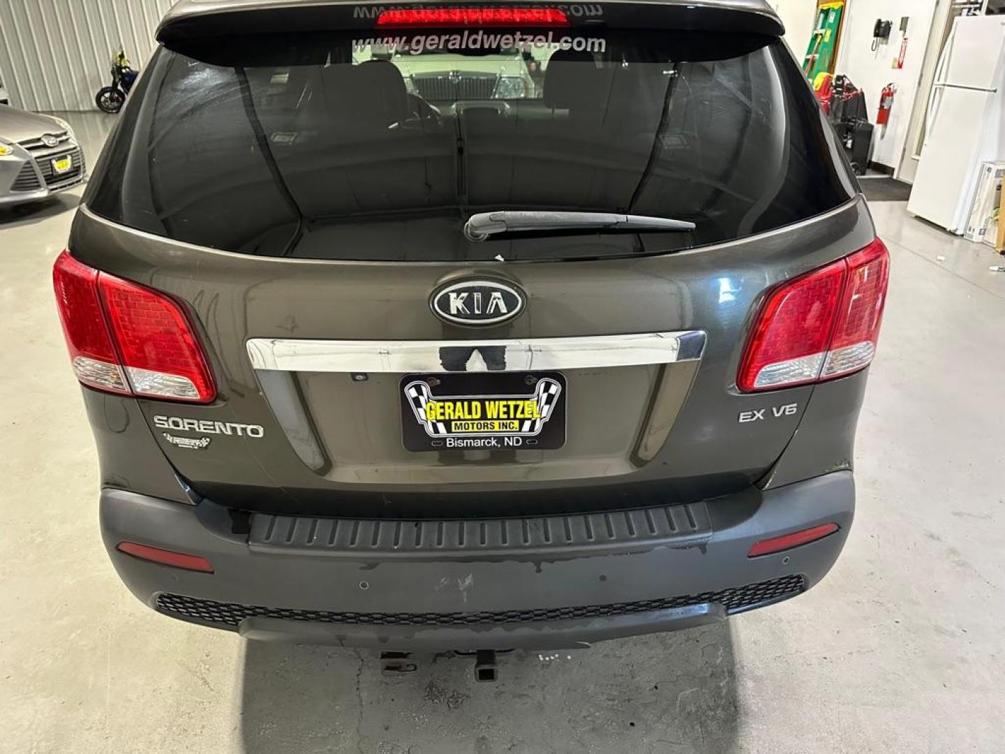 2011 BLACK KIA SORENTO EX (5XYKUDA29BG) with an 3.5L engine, Automatic transmission, located at 1030 S. 22nd St., Bismarck, ND, 58504, (701) 258-0022, 46.793560, -100.758118 - Nice CLean Unit AWD - Photo#2