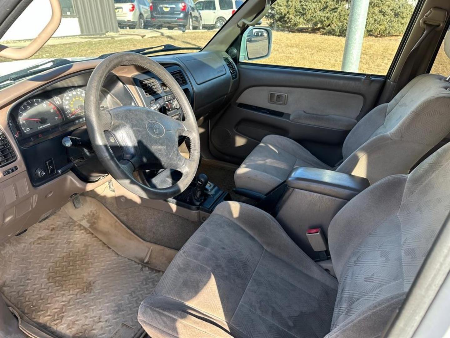 2002 WHITE TOYOTA 4RUNNER SR5 (JT3HN86R029) with an 3.4L engine, Automatic transmission, located at 1030 S. 22nd St., Bismarck, ND, 58504, (701) 258-0022, 46.793560, -100.758118 - Photo#5