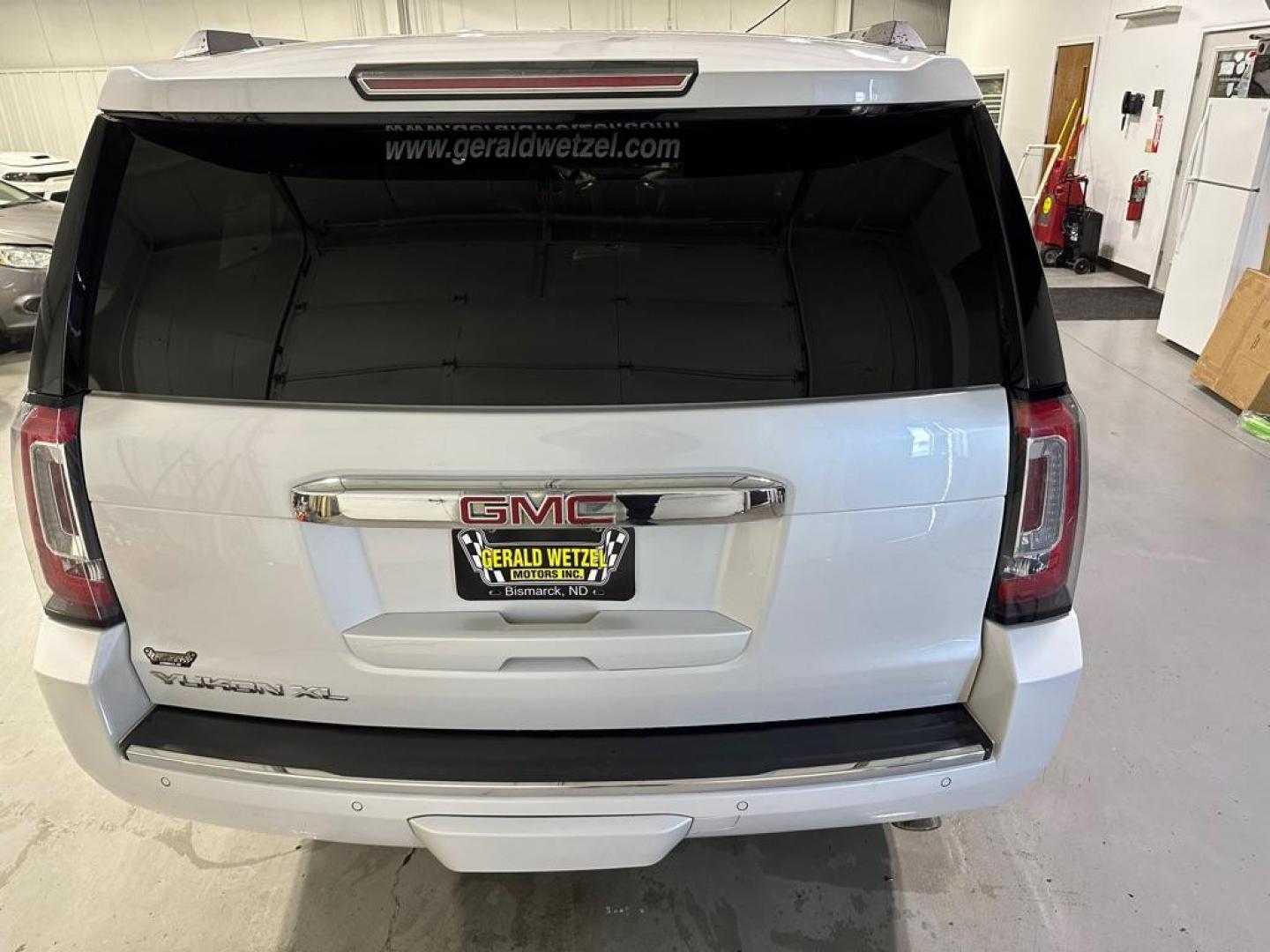 2017 WHITE GMC YUKON XL DENALI AWD (1GKS2HKJ2HR) with an 6.2L engine, Automatic transmission, located at 1030 S. 22nd St., Bismarck, ND, 58504, (701) 258-0022, 46.793560, -100.758118 - 6.2 LITER 8 SPEED TRANSMISSION - Photo#4