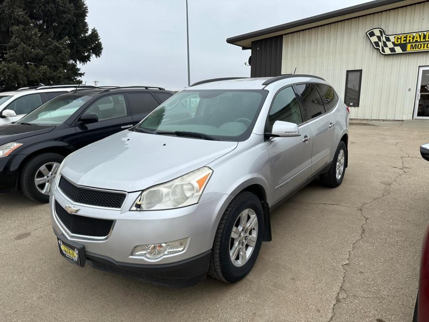 2009 SILVER CHEVROLET TRAVERSE LT (1GNEV23D89S) with an 3.6L engine, Automatic transmission, located at 1030 S. 22nd St., Bismarck, ND, 58504, (701) 258-0022, 46.793560, -100.758118 - Photo#0