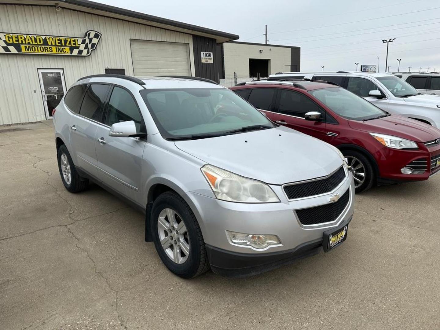 2009 SILVER CHEVROLET TRAVERSE LT (1GNEV23D89S) with an 3.6L engine, Automatic transmission, located at 1030 S. 22nd St., Bismarck, ND, 58504, (701) 258-0022, 46.793560, -100.758118 - Photo#1