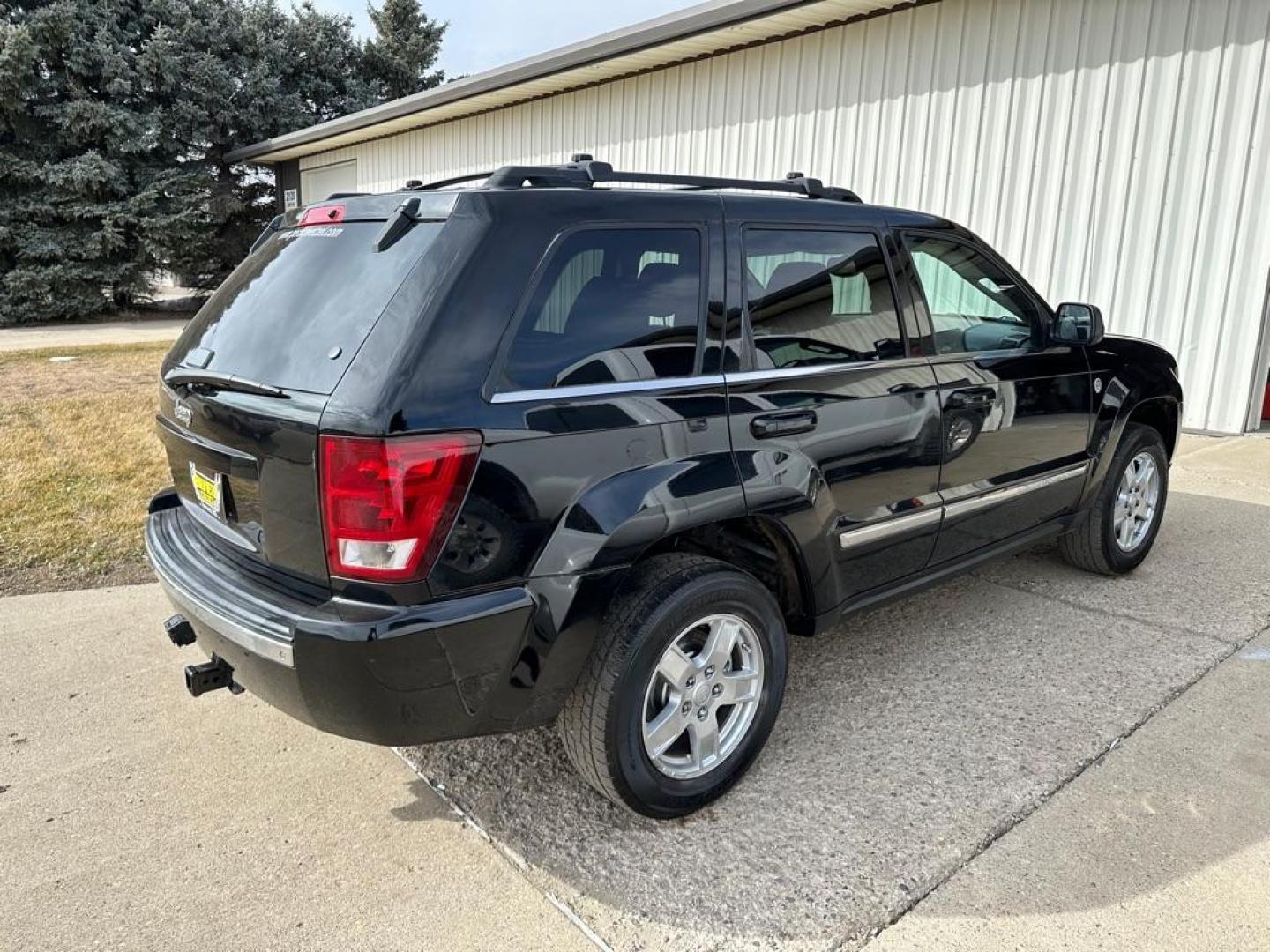 2006 BLACK JEEP GRAND CHEROKEE LIMITED (1J4HR58N36C) with an 4.7L engine, Automatic transmission, located at 1030 S. 22nd St., Bismarck, ND, 58504, (701) 258-0022, 46.793560, -100.758118 - Photo#3