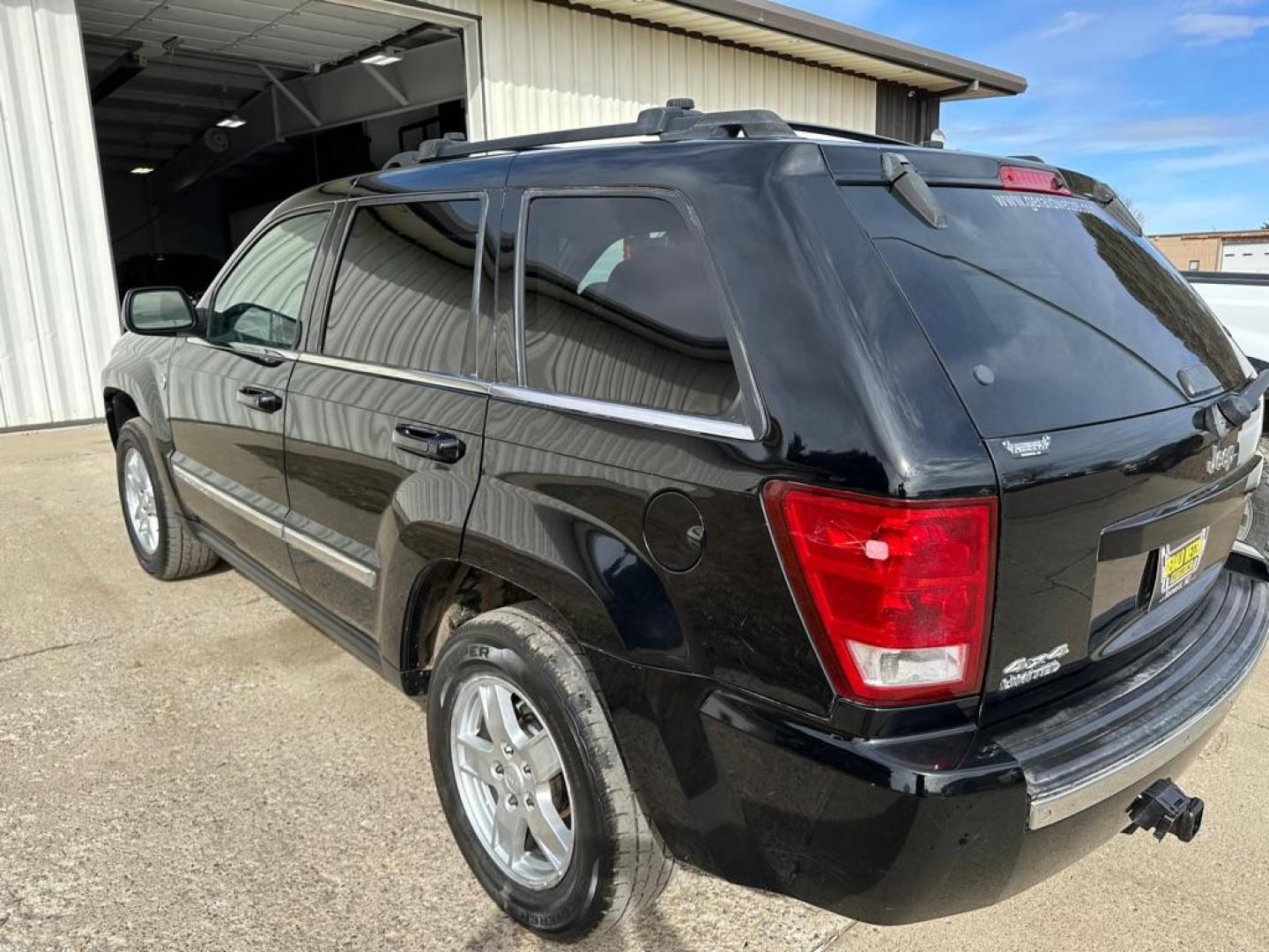 2006 BLACK JEEP GRAND CHEROKEE LIMITED (1J4HR58N36C) with an 4.7L engine, Automatic transmission, located at 1030 S. 22nd St., Bismarck, ND, 58504, (701) 258-0022, 46.793560, -100.758118 - Photo#5