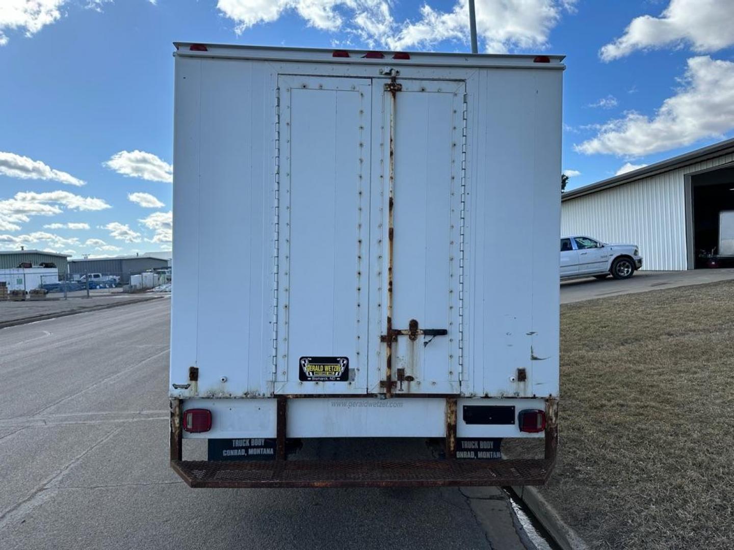 2006 WHITE GMC SAVANA CUTAWAY G3500 (1GDJG31U061) with an 6.0L engine, Automatic transmission, located at 1030 S. 22nd St., Bismarck, ND, 58504, (701) 258-0022, 46.793560, -100.758118 - Photo#5