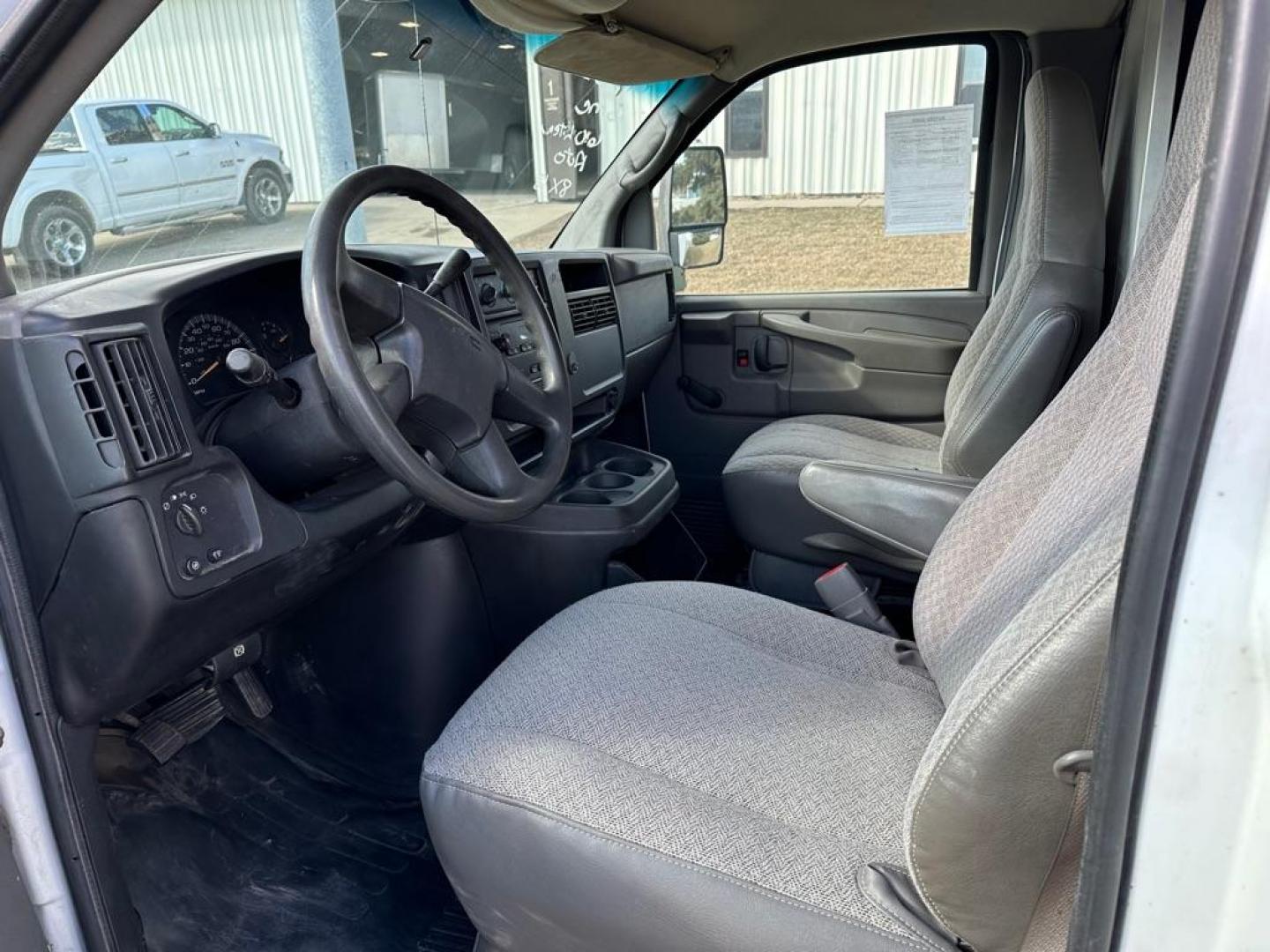 2006 WHITE GMC SAVANA CUTAWAY G3500 (1GDJG31U061) with an 6.0L engine, Automatic transmission, located at 1030 S. 22nd St., Bismarck, ND, 58504, (701) 258-0022, 46.793560, -100.758118 - Photo#7