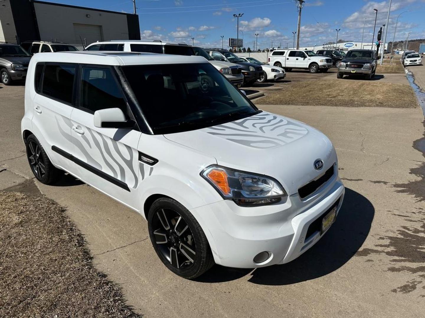 2011 WHITE KIA SOUL + (KNDJT2A26B7) with an 2.0L engine, Automatic transmission, located at 1030 S. 22nd St., Bismarck, ND, 58504, (701) 258-0022, 46.793560, -100.758118 - Photo#1