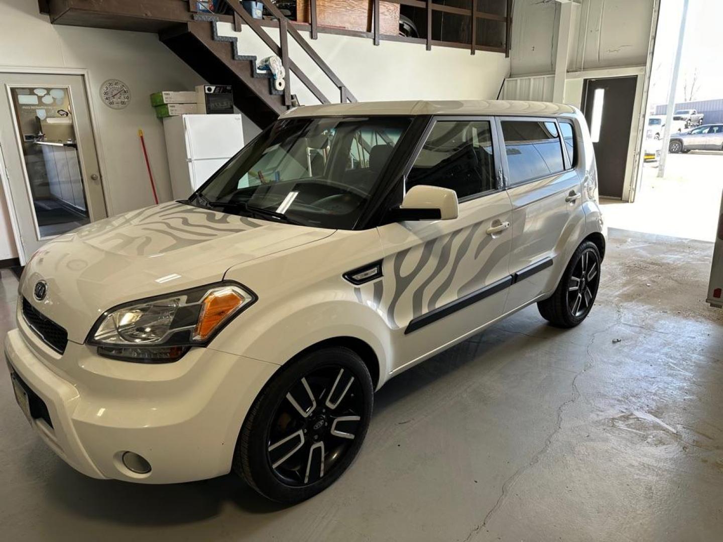 2011 WHITE KIA SOUL + (KNDJT2A26B7) with an 2.0L engine, Automatic transmission, located at 1030 S. 22nd St., Bismarck, ND, 58504, (701) 258-0022, 46.793560, -100.758118 - Photo#2