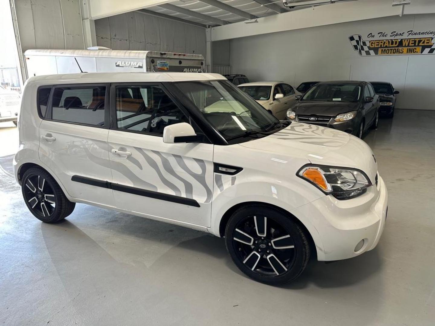 2011 WHITE KIA SOUL + (KNDJT2A26B7) with an 2.0L engine, Automatic transmission, located at 1030 S. 22nd St., Bismarck, ND, 58504, (701) 258-0022, 46.793560, -100.758118 - Photo#3