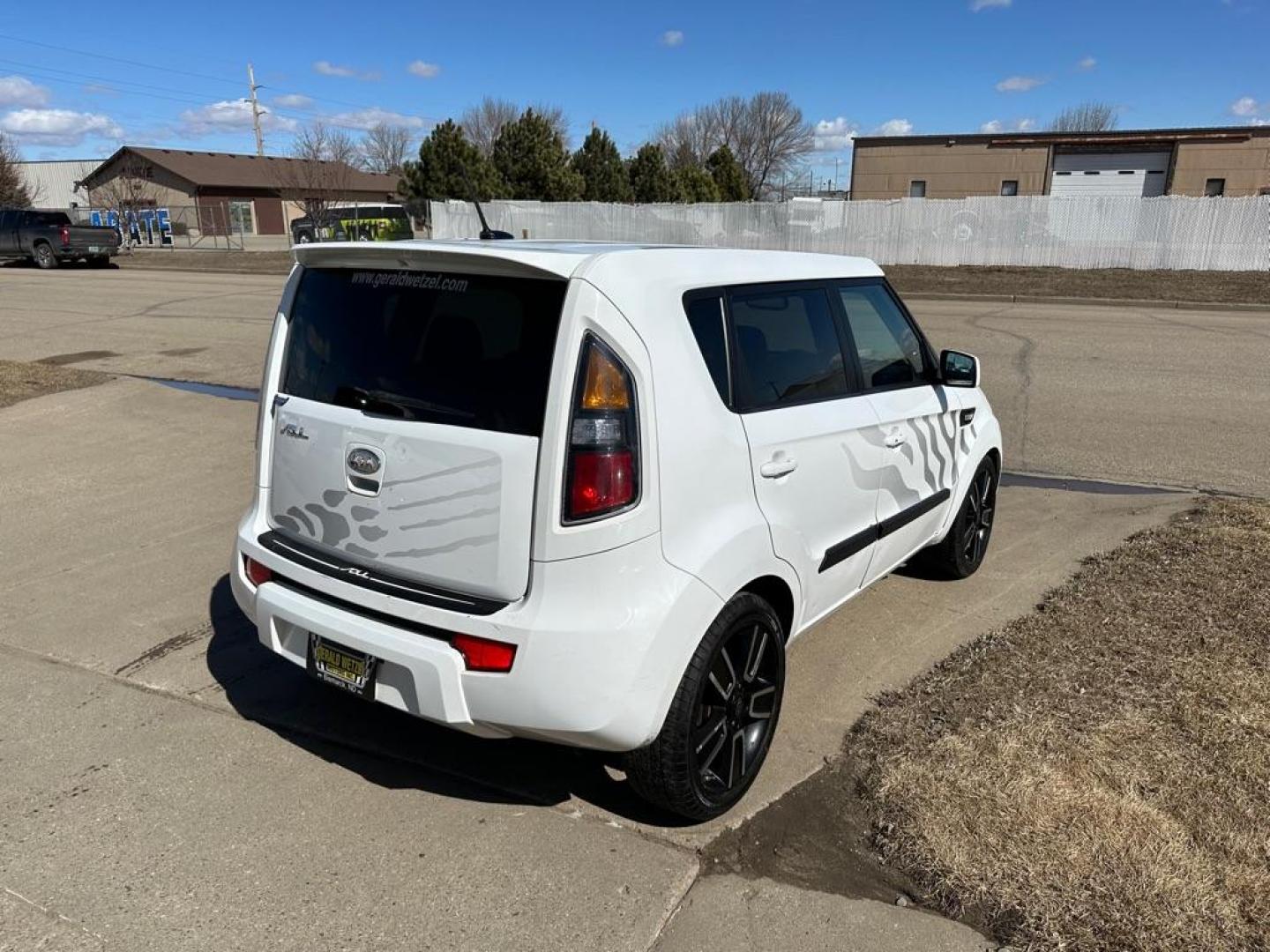 2011 WHITE KIA SOUL + (KNDJT2A26B7) with an 2.0L engine, Automatic transmission, located at 1030 S. 22nd St., Bismarck, ND, 58504, (701) 258-0022, 46.793560, -100.758118 - Photo#4