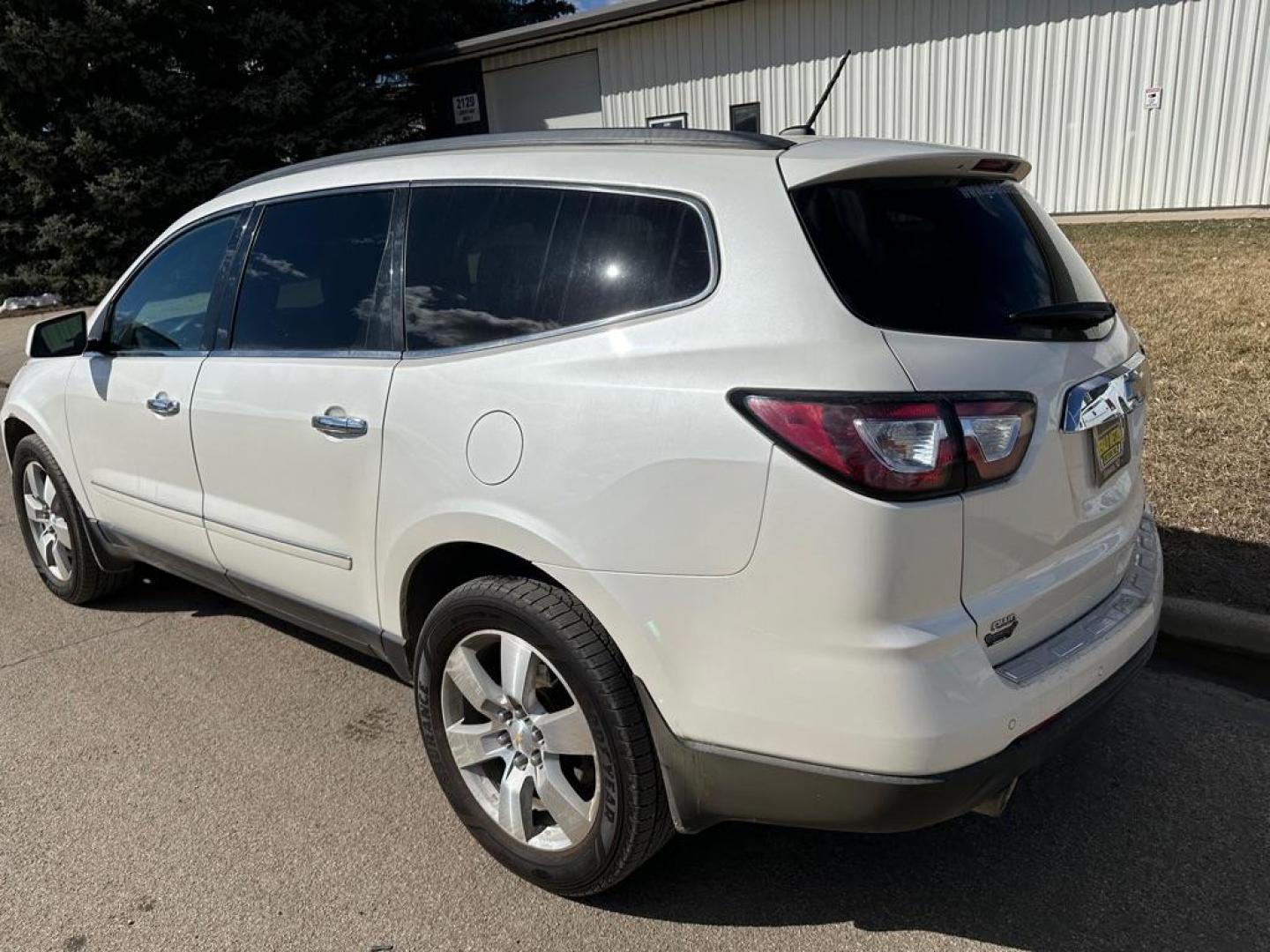 2015 WHITE CHEVROLET TRAVERSE LTZ (1GNKVJKD4FJ) with an 3.6L engine, Automatic transmission, located at 1030 S. 22nd St., Bismarck, ND, 58504, (701) 258-0022, 46.793560, -100.758118 - Photo#1