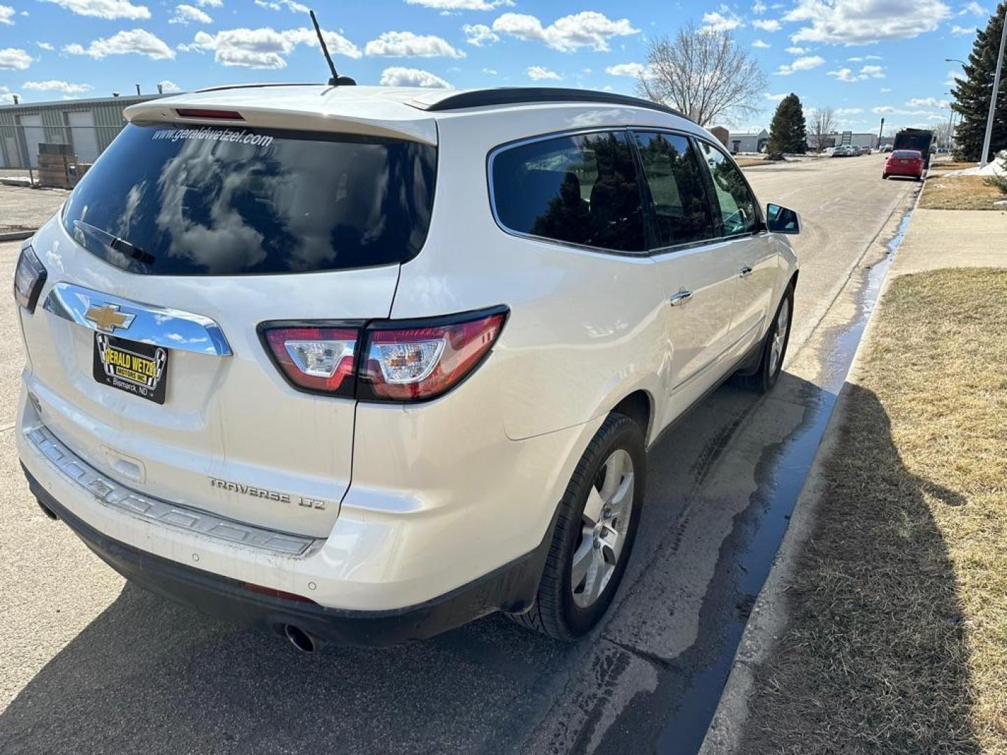 2015 WHITE CHEVROLET TRAVERSE LTZ (1GNKVJKD4FJ) with an 3.6L engine, Automatic transmission, located at 1030 S. 22nd St., Bismarck, ND, 58504, (701) 258-0022, 46.793560, -100.758118 - Photo#3