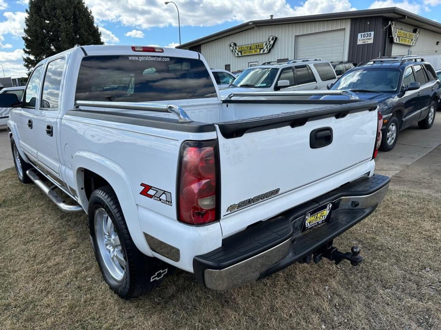 2006 WHITE CHEVROLET SILVERADO 1500 LS (2GCEK13Z161) with an 5.3L engine, Automatic transmission, located at 1030 S. 22nd St., Bismarck, ND, 58504, (701) 258-0022, 46.793560, -100.758118 - 5.3 Liter-Auto-4x4 Crewcab -Grey Cloth-Short Box - Photo#4