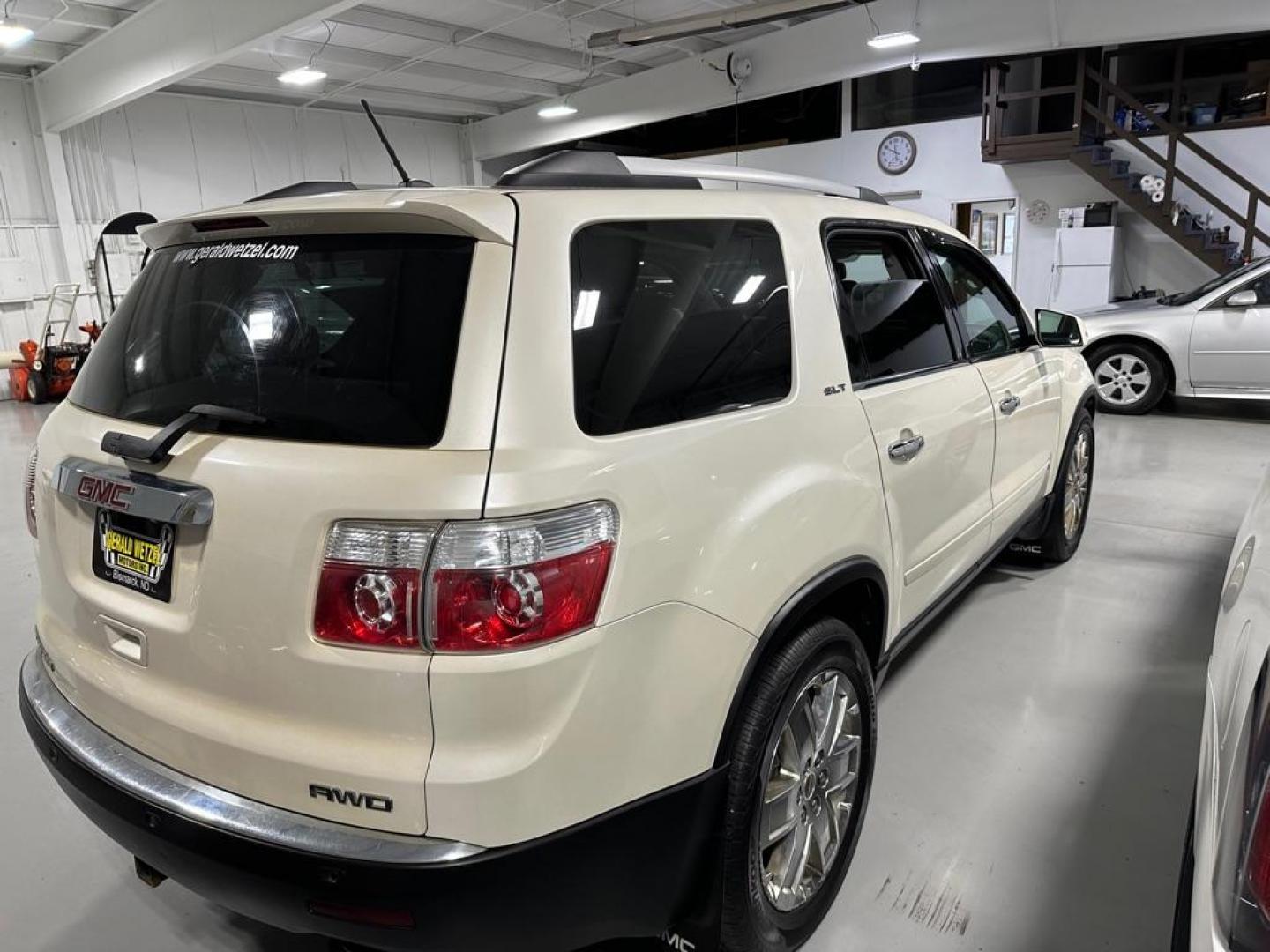 2010 WHITE GMC ACADIA SLT-2 (1GKLVNED7AJ) with an 3.6L engine, Automatic transmission, located at 1030 S. 22nd St., Bismarck, ND, 58504, (701) 258-0022, 46.793560, -100.758118 - ENGINE REPLACEMENT 48000 MILES. - Photo#1