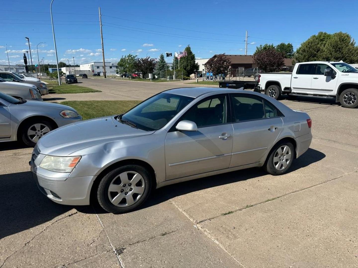 2009 SILVER HYUNDAI SONATA GLS (5NPET46F09H) with an 3.3L engine, Automatic transmission, located at 1030 S. 22nd St., Bismarck, ND, 58504, (701) 258-0022, 46.793560, -100.758118 - LIGHT DAMAGE R SIDE FRONT VALANCCE - Photo#0