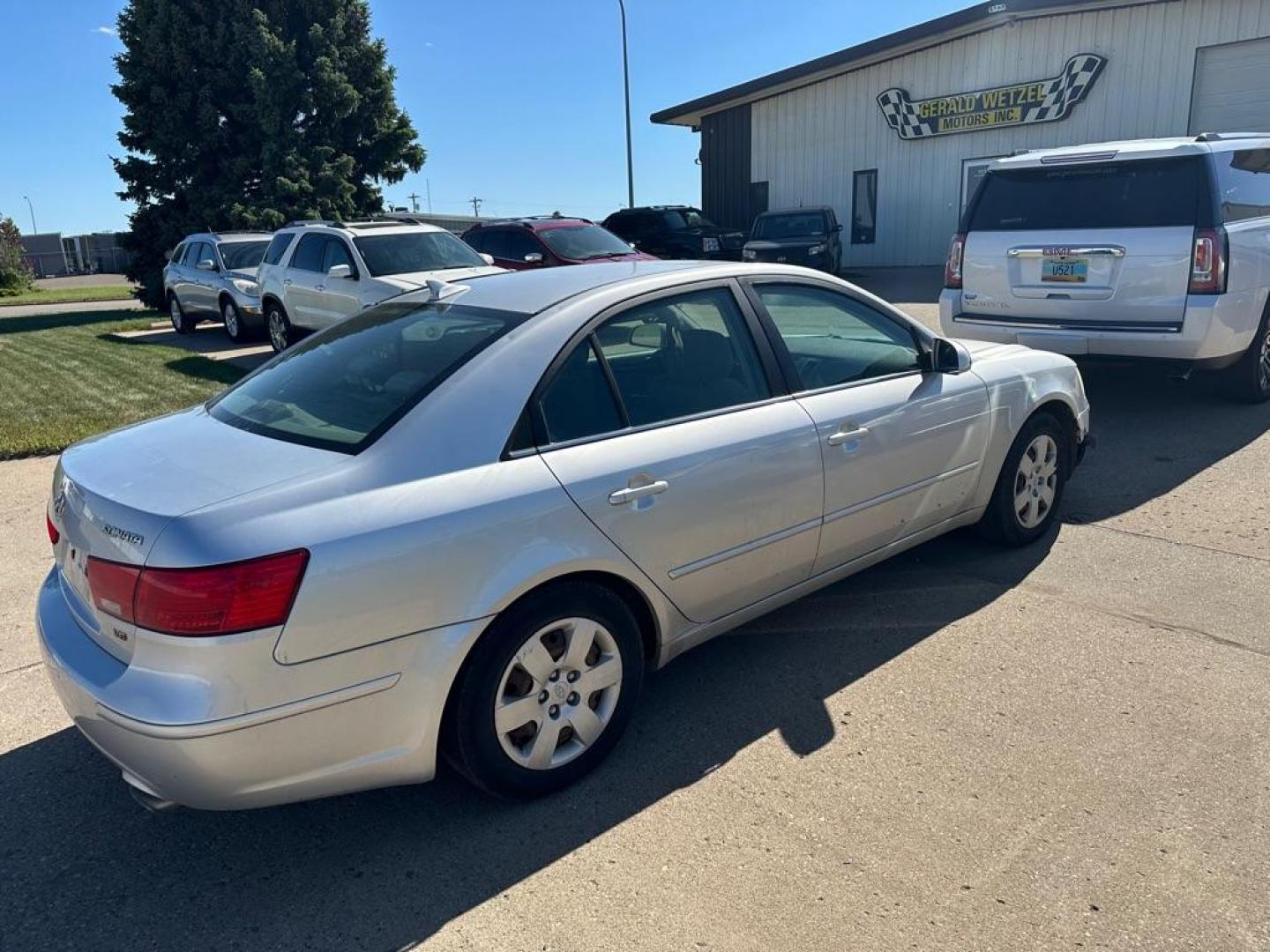 2009 SILVER HYUNDAI SONATA GLS (5NPET46F09H) with an 3.3L engine, Automatic transmission, located at 1030 S. 22nd St., Bismarck, ND, 58504, (701) 258-0022, 46.793560, -100.758118 - LIGHT DAMAGE R SIDE FRONT VALANCCE - Photo#2