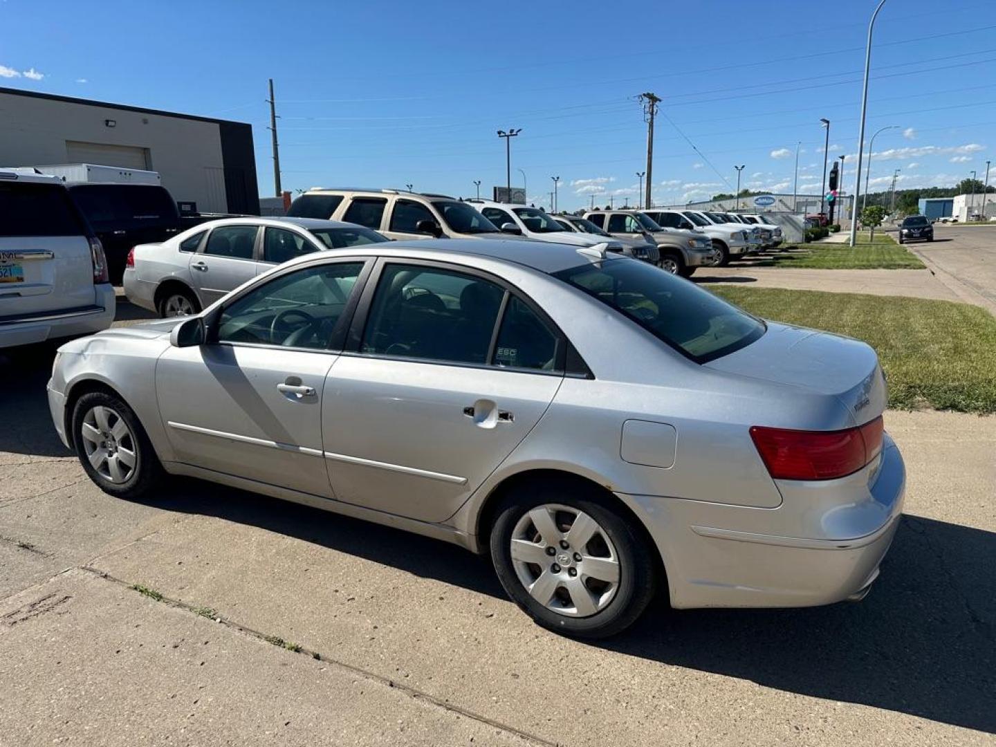 2009 SILVER HYUNDAI SONATA GLS (5NPET46F09H) with an 3.3L engine, Automatic transmission, located at 1030 S. 22nd St., Bismarck, ND, 58504, (701) 258-0022, 46.793560, -100.758118 - LIGHT DAMAGE R SIDE FRONT VALANCCE - Photo#3