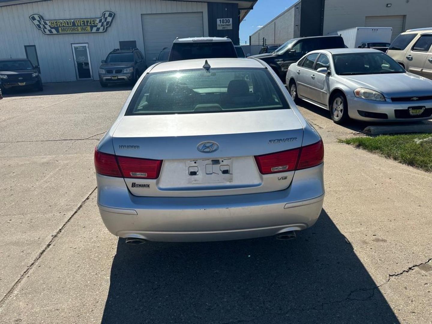 2009 SILVER HYUNDAI SONATA GLS (5NPET46F09H) with an 3.3L engine, Automatic transmission, located at 1030 S. 22nd St., Bismarck, ND, 58504, (701) 258-0022, 46.793560, -100.758118 - LIGHT DAMAGE R SIDE FRONT VALANCCE - Photo#4