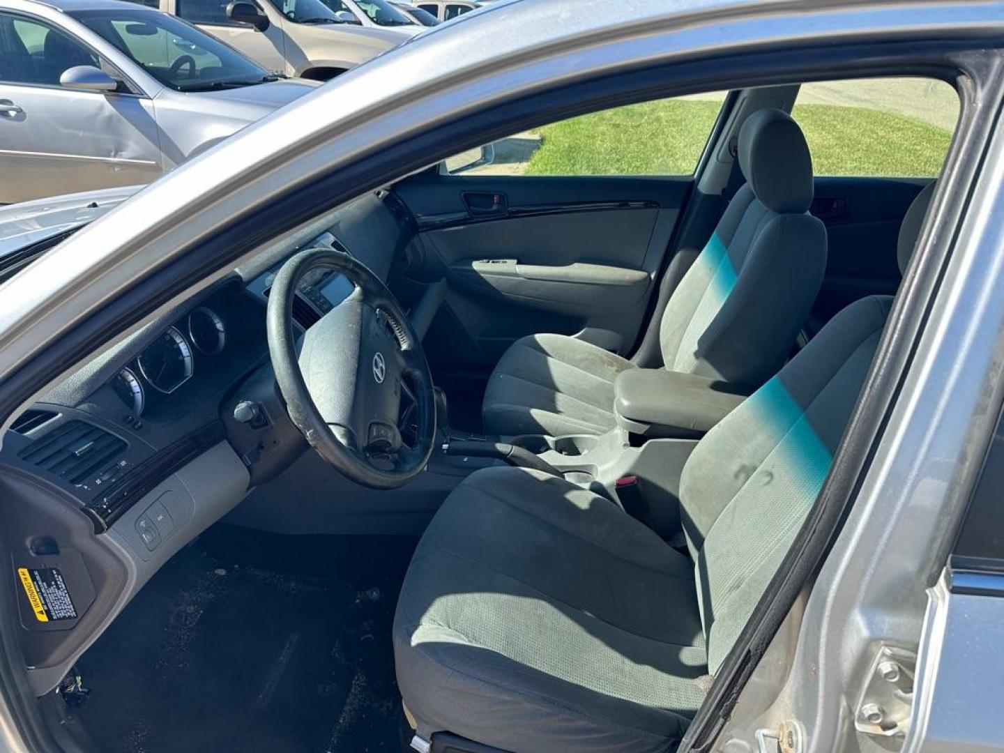 2009 SILVER HYUNDAI SONATA GLS (5NPET46F09H) with an 3.3L engine, Automatic transmission, located at 1030 S. 22nd St., Bismarck, ND, 58504, (701) 258-0022, 46.793560, -100.758118 - LIGHT DAMAGE R SIDE FRONT VALANCCE - Photo#5