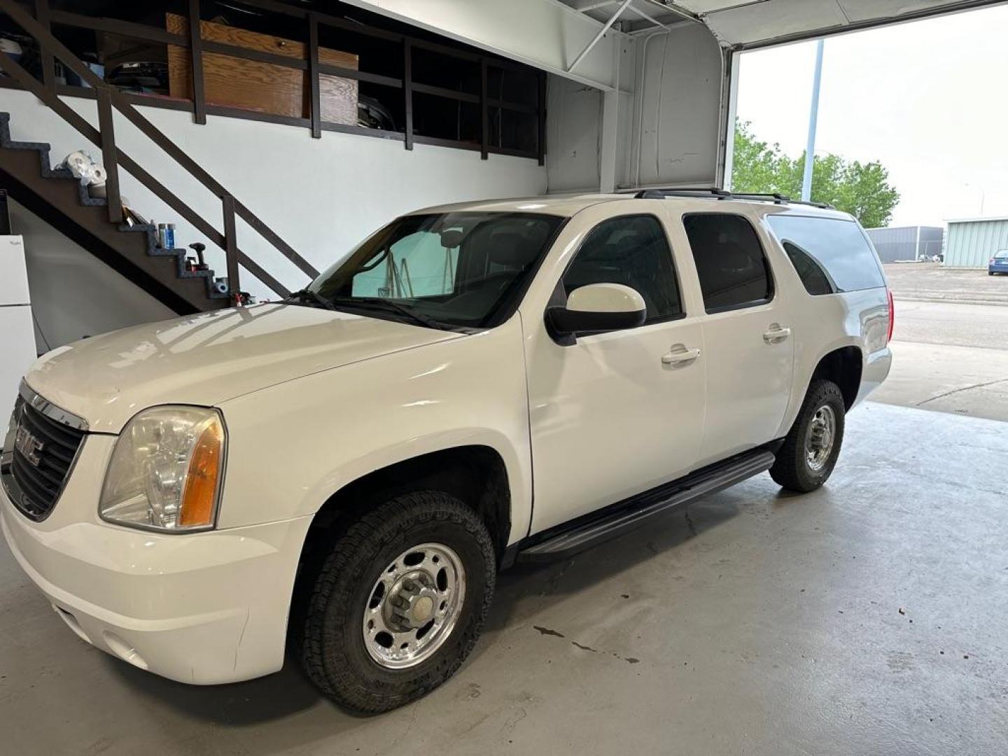 2007 WHITE GMC YUKON XL 2500 (1GKGK26K77R) with an 6.0L engine, Automatic transmission, located at 1030 S. 22nd St., Bismarck, ND, 58504, (701) 258-0022, 46.793560, -100.758118 - 2007 GMC 2500 4X4 XL 7 PASSENGER 6.2 6 SPEED AUTO. HARD TO FIND - Photo#0