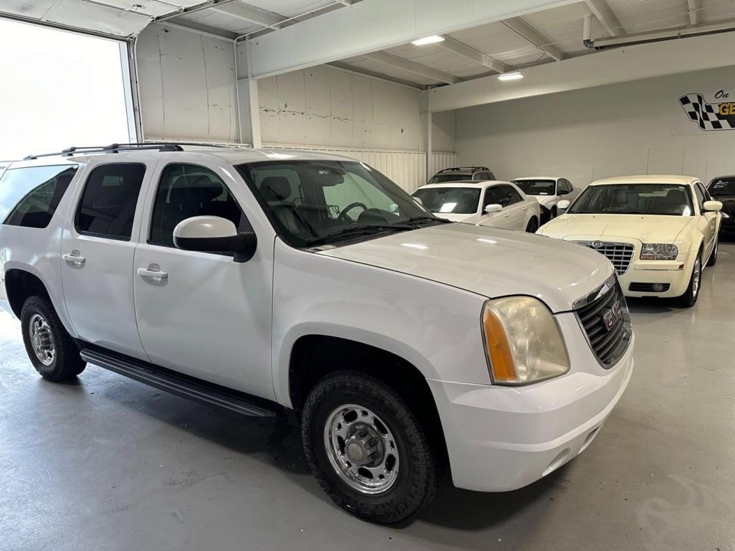 2007 WHITE GMC YUKON XL 2500 (1GKGK26K77R) with an 6.0L engine, Automatic transmission, located at 1030 S. 22nd St., Bismarck, ND, 58504, (701) 258-0022, 46.793560, -100.758118 - 2007 GMC 2500 4X4 XL 7 PASSENGER 6.2 6 SPEED AUTO. HARD TO FIND - Photo#1