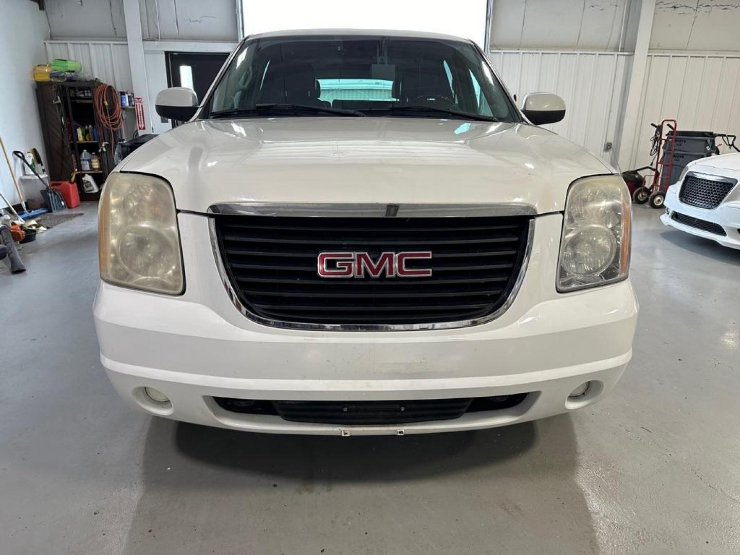 2007 WHITE GMC YUKON XL 2500 (1GKGK26K77R) with an 6.0L engine, Automatic transmission, located at 1030 S. 22nd St., Bismarck, ND, 58504, (701) 258-0022, 46.793560, -100.758118 - 2007 GMC 2500 4X4 XL 7 PASSENGER 6.2 6 SPEED AUTO. HARD TO FIND - Photo#2