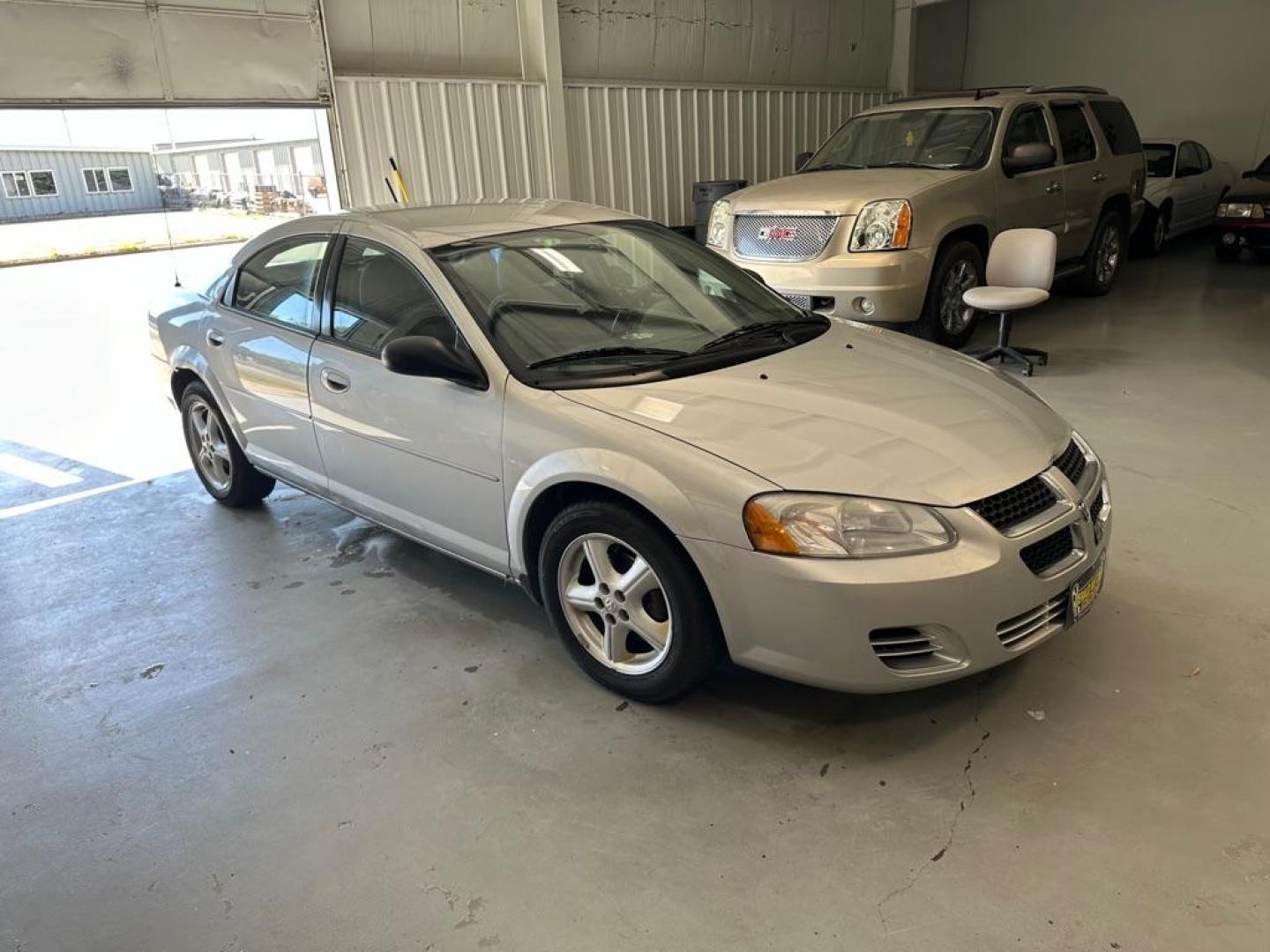 2005 SILVER DODGE STRATUS SXT (1B3EL46X75N) with an 2.4L engine, Automatic transmission, located at 1030 S. 22nd St., Bismarck, ND, 58504, (701) 258-0022, 46.793560, -100.758118 - NICE CLEAN SEDAN. ALL IN WORKING ORDER.105 K - Photo#2