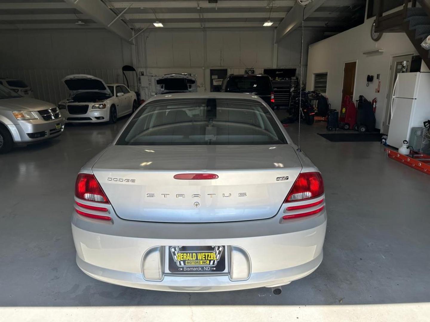 2005 SILVER DODGE STRATUS SXT (1B3EL46X75N) with an 2.4L engine, Automatic transmission, located at 1030 S. 22nd St., Bismarck, ND, 58504, (701) 258-0022, 46.793560, -100.758118 - NICE CLEAN SEDAN. ALL IN WORKING ORDER.105 K - Photo#4