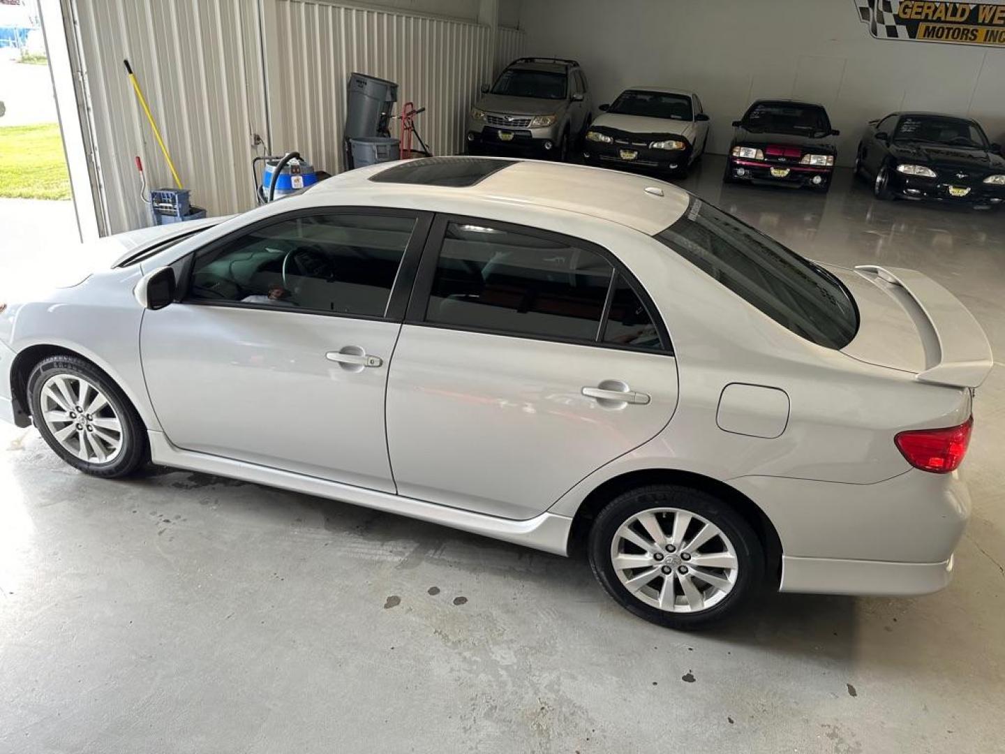 2009 SILVER TOYOTA COROLLA BASE (1NXBU40E49Z) with an 1.8L engine, Automatic transmission, located at 1030 S. 22nd St., Bismarck, ND, 58504, (701) 258-0022, 46.793560, -100.758118 - Photo#1