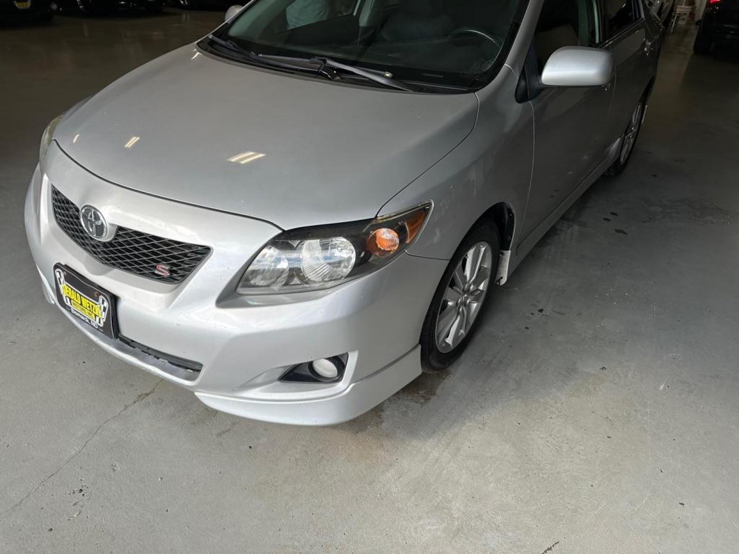 2009 SILVER TOYOTA COROLLA BASE (1NXBU40E49Z) with an 1.8L engine, Automatic transmission, located at 1030 S. 22nd St., Bismarck, ND, 58504, (701) 258-0022, 46.793560, -100.758118 - Photo#2